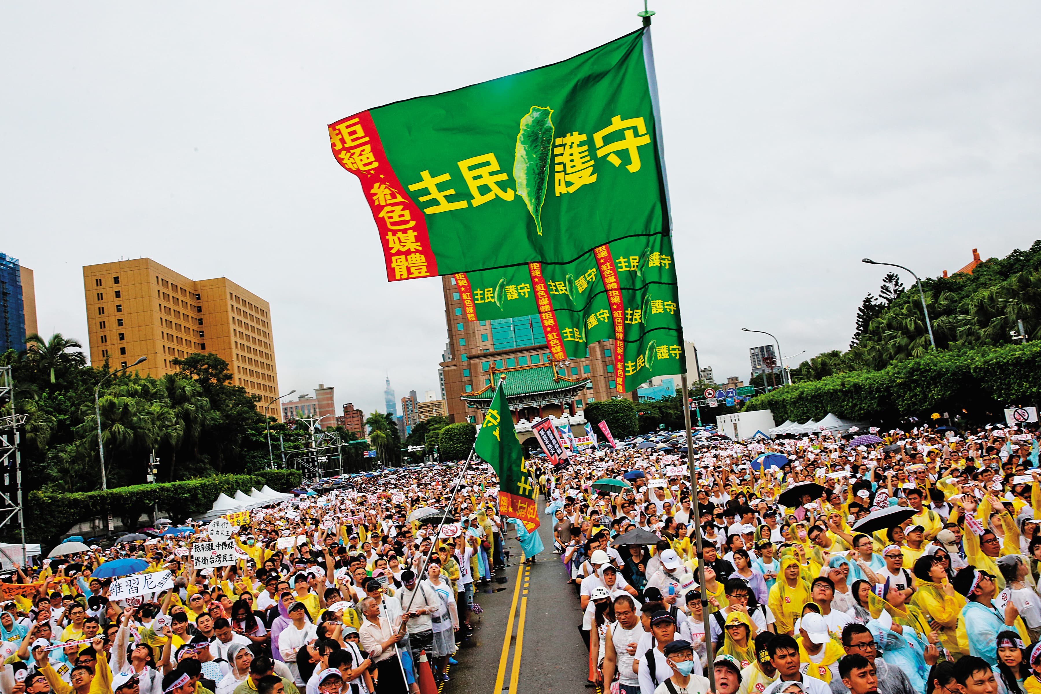 6月23日反紅媒凱道遊行大爆滿,不少柯粉到場聲援,但導演李惠仁致詞時嗆柯:面對中國施壓不能「不用理他就好」。