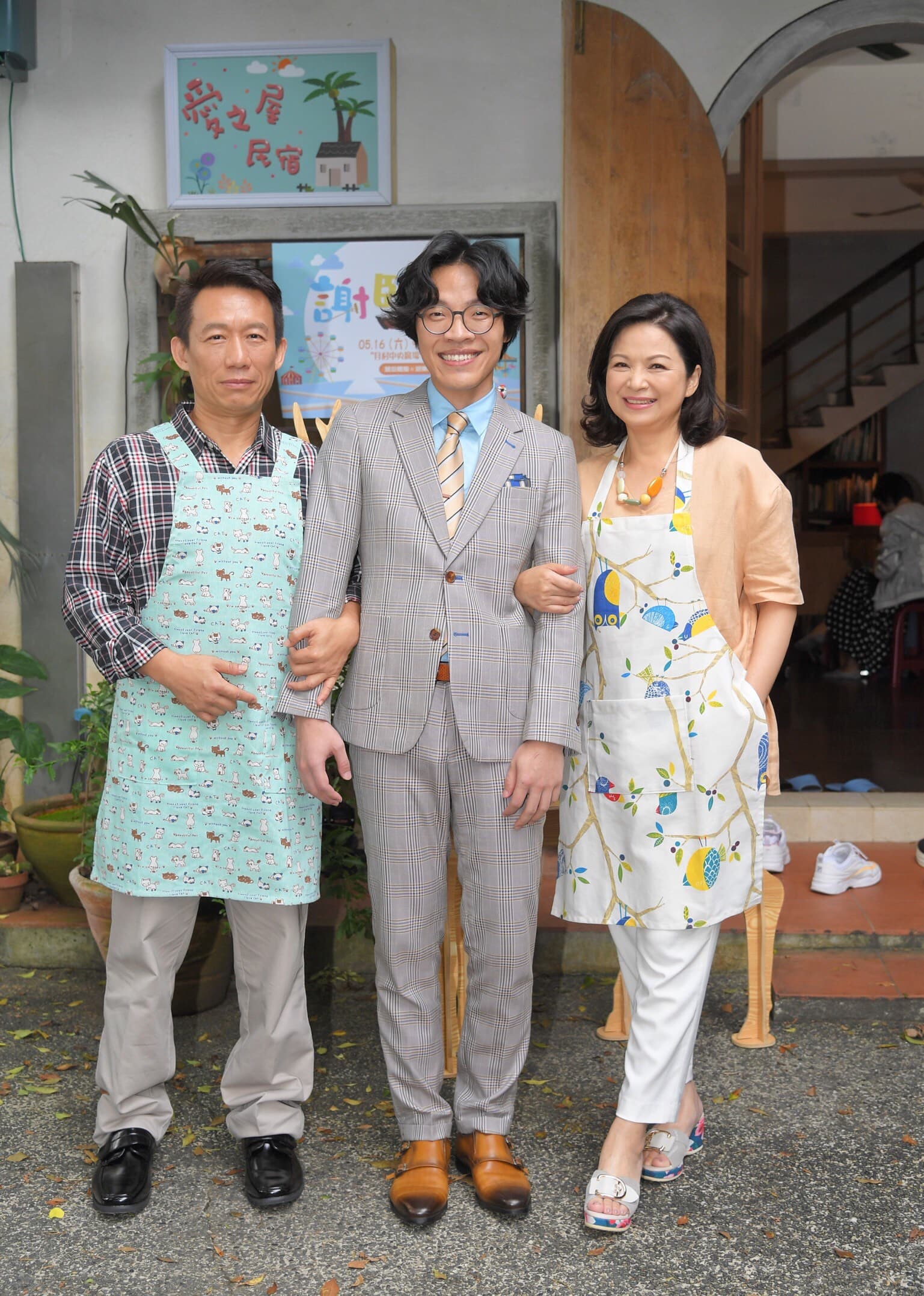 楊貴媚(右)開玩笑表示盧廣仲應該是被劇組凹來的。(三立提供)