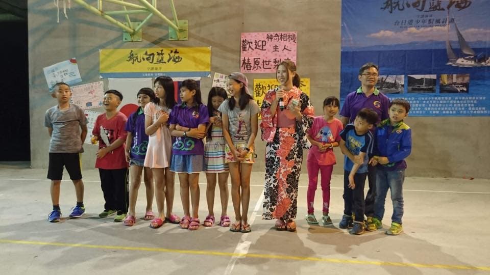 椿原世梨奈去年來台就跟孩子們打成一片,感情好到會一起玩視訊交流。(翻攝自椿原世梨奈臉書)