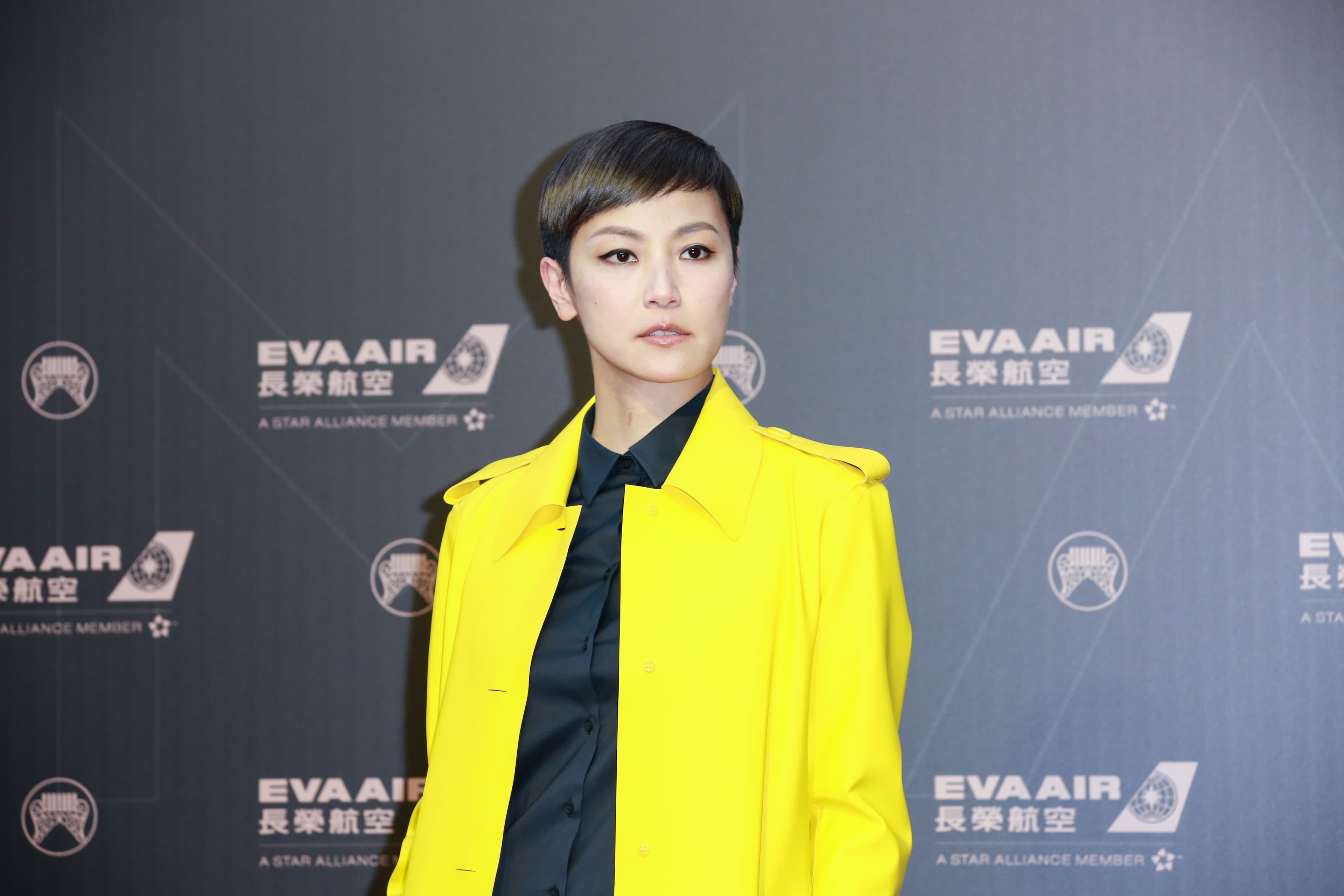 何韻詩特地飛來台灣出席金曲獎,身穿一襲鮮黃色風衣象徵聲援反送中。