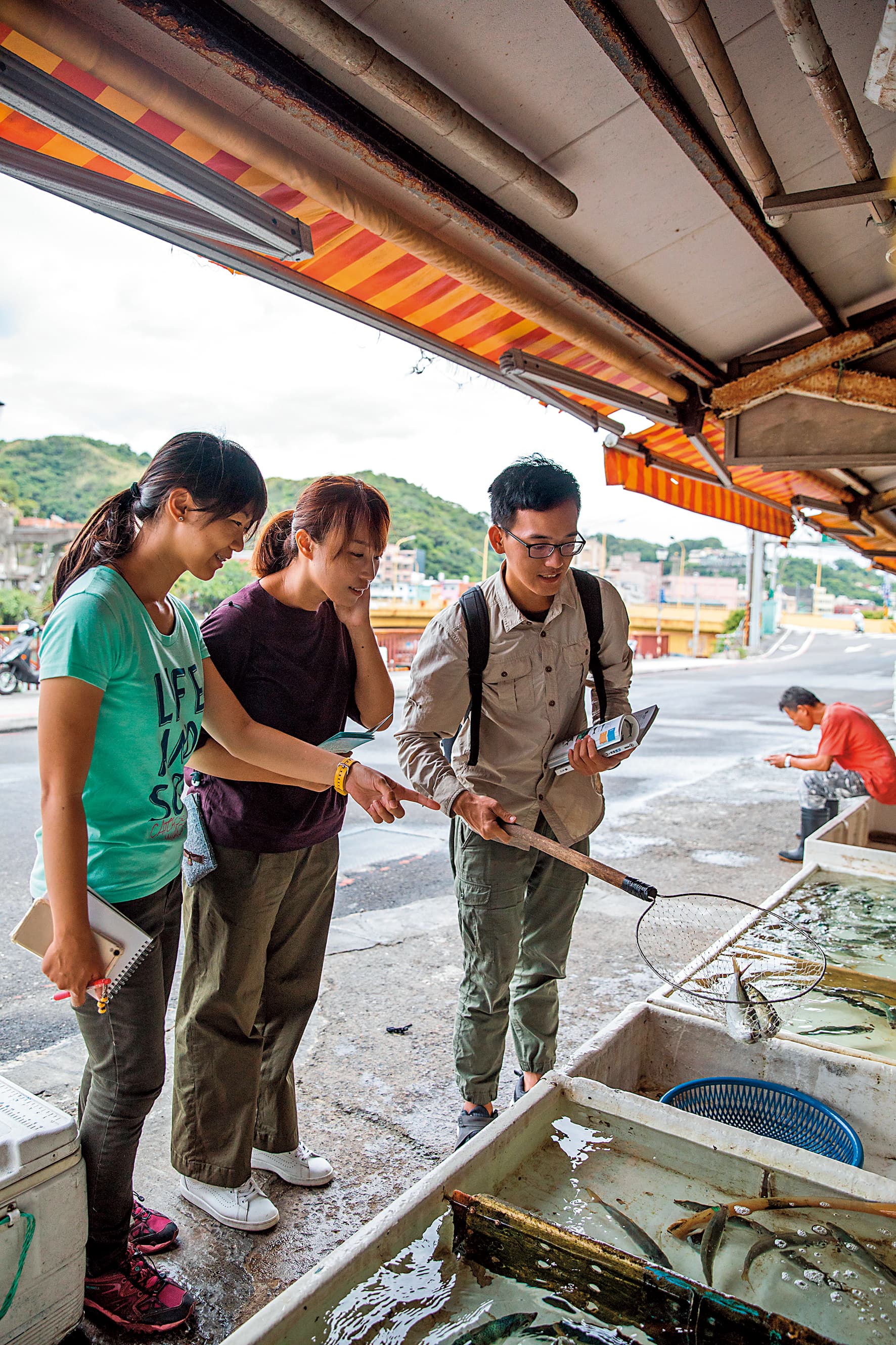 島嶼慢魚體驗從和平島魚市買魚開始學習。