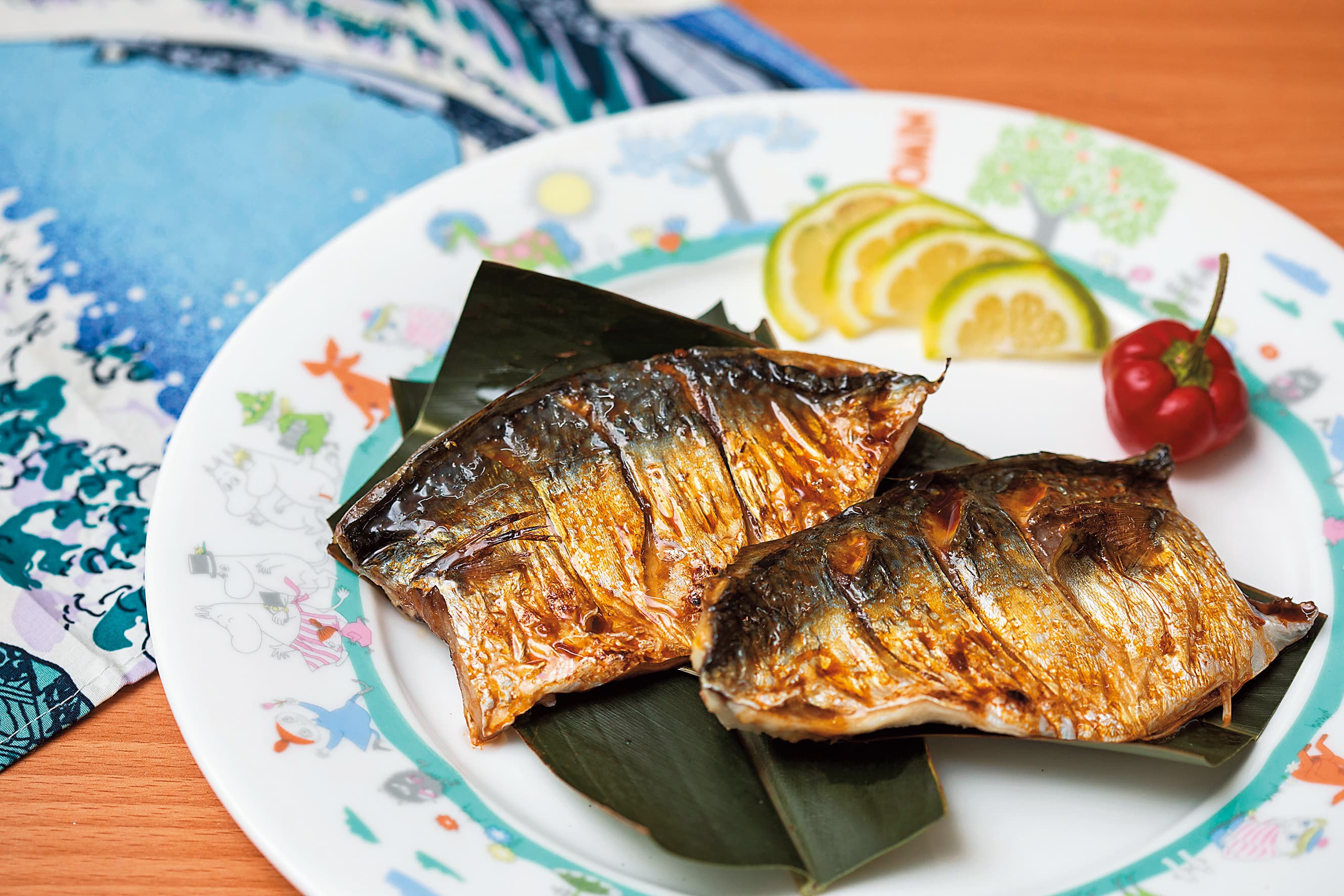 魚市買來新鮮鯖魚,最後成為美味烤魚。
