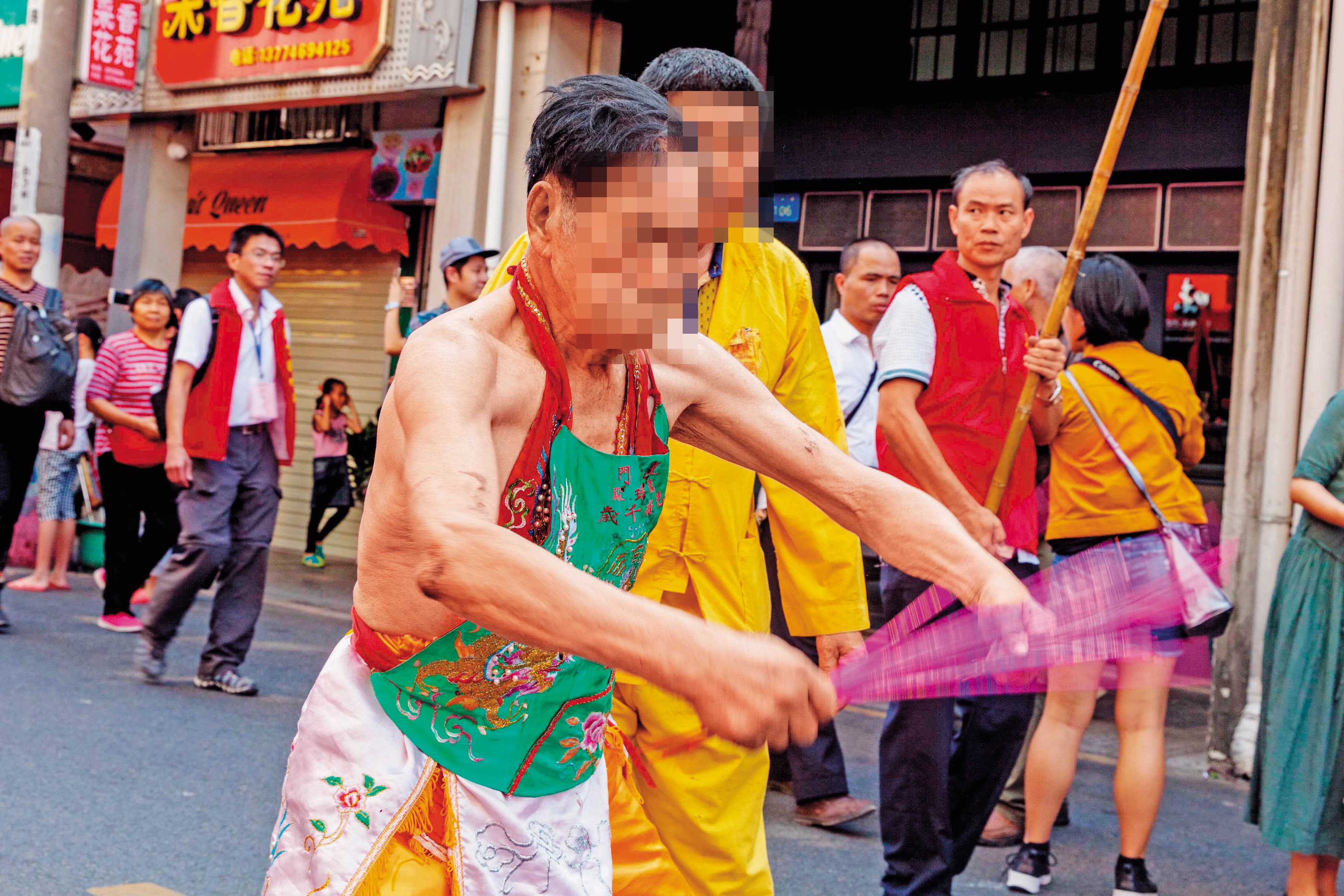 乩童在台灣民間信仰有重要地位,信徒普遍認為神明會藉由乩童傳達訊息,或幫信徒化解厄運。圖非當事人。(東方IC)