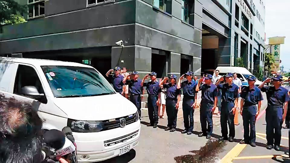 李承翰的遺體送往殯儀館時,鐵路警察局同事列隊送別。(翻攝畫面)