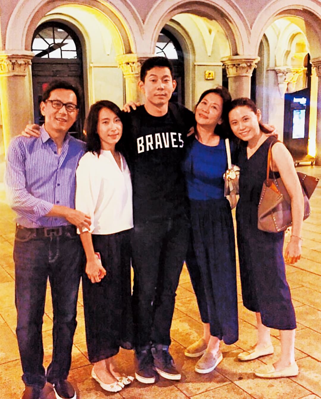 蔡明忠(左)的兒子蔡承道(中)在美國求學,家人間關係緊密。(翻攝蔡承穎臉書)