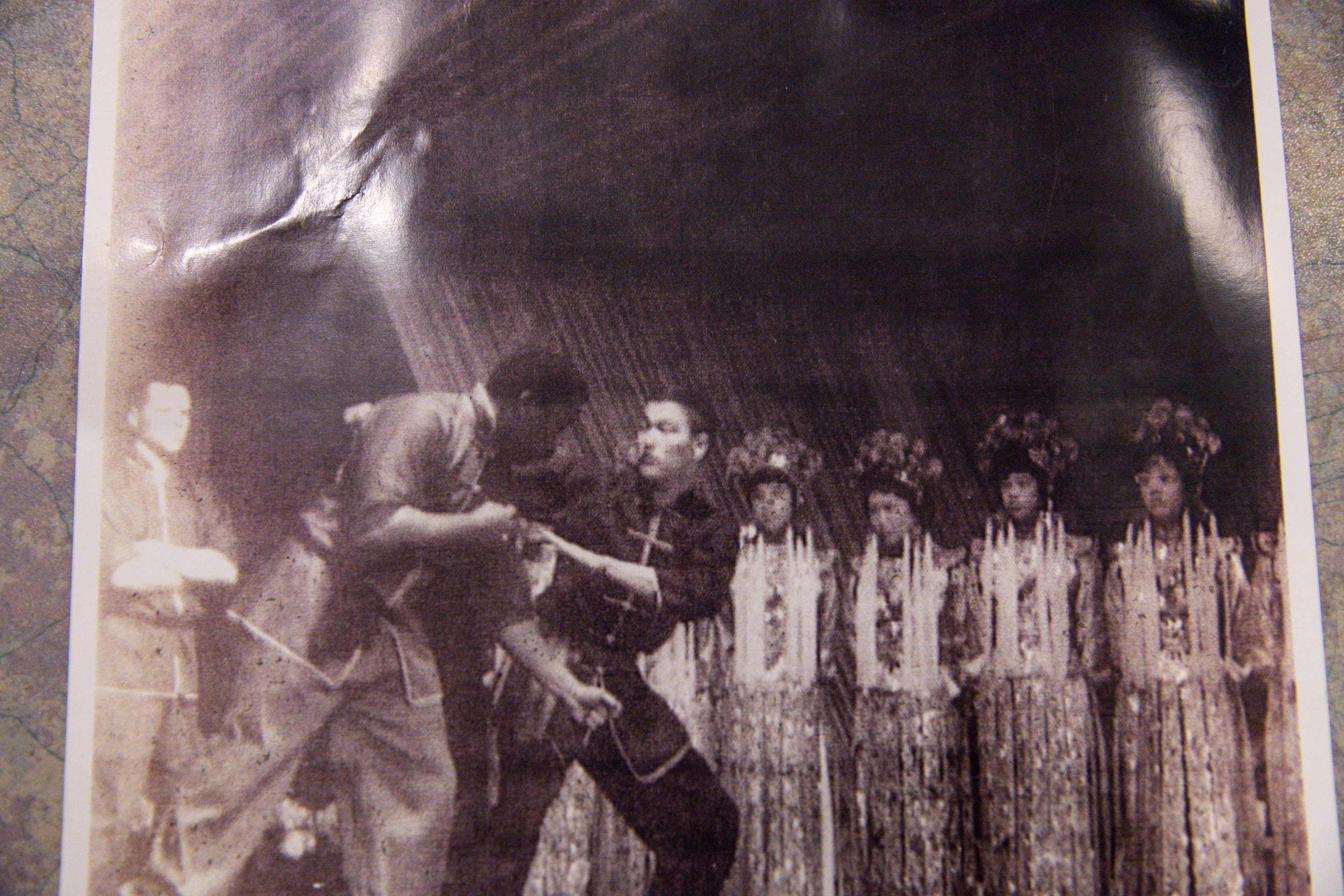 1960年拍攝的這張照片,是記錄溫哥華舉行的一場表演活動。(翻攝自大同飯店)