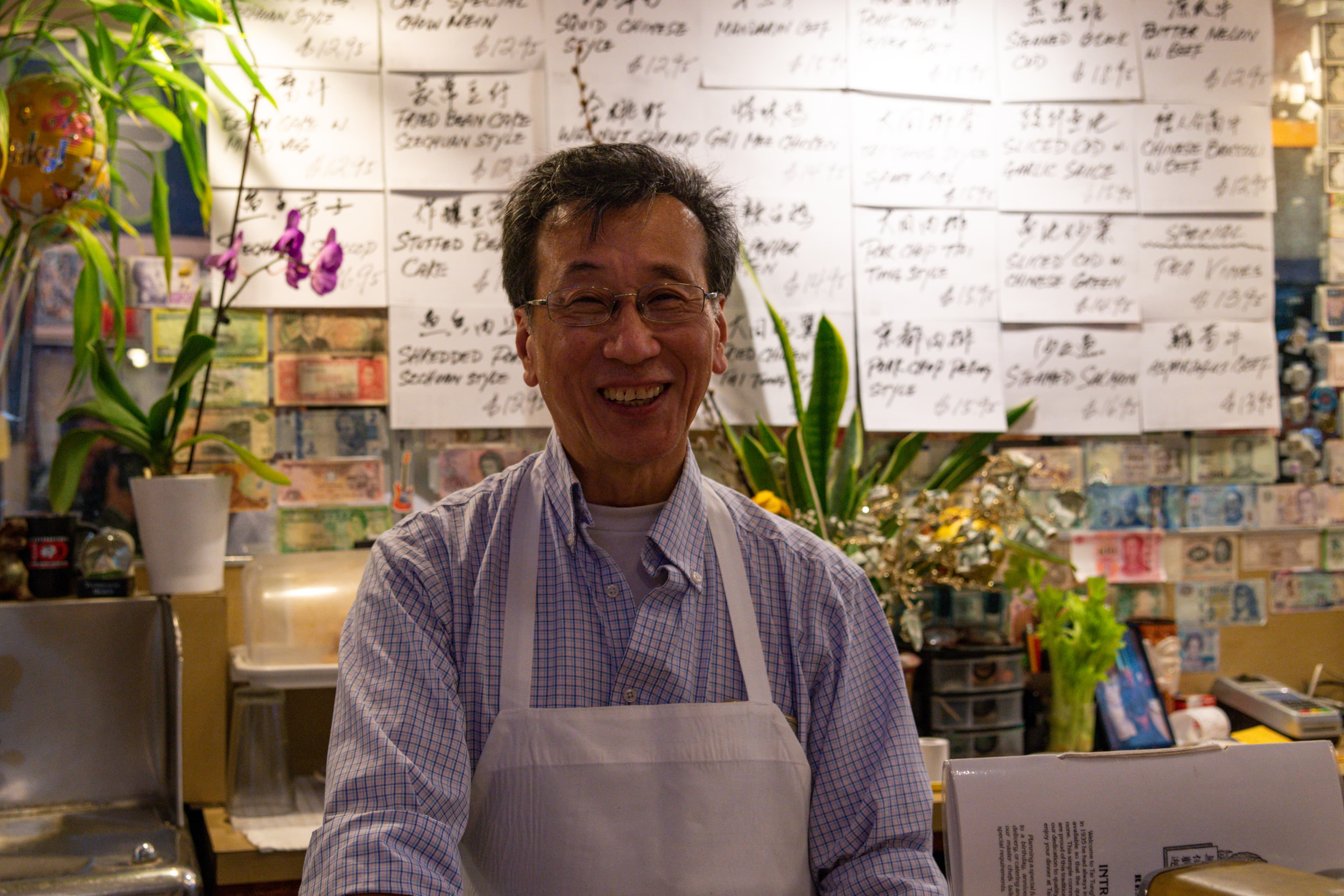 Henry Chan是餐館的第三代老闆,笑說他的兒子也常來幫忙,餐廳傳到第四代,相當不容易。