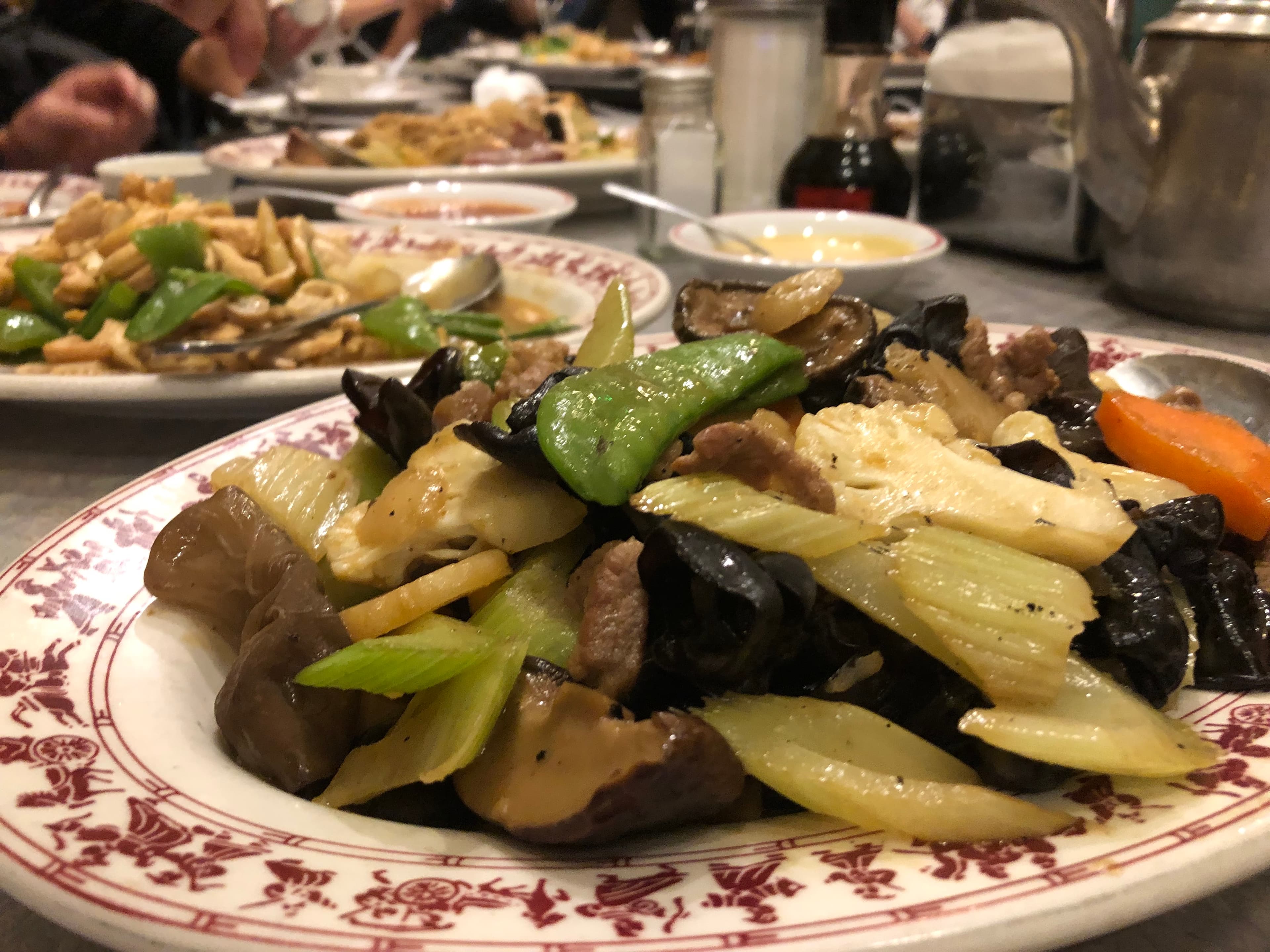 「特別豬肉瓜菜雜碎」其實就是炒雜菜再加點肉片。(9.95美元/份,約NT$309)(林亦君攝)
