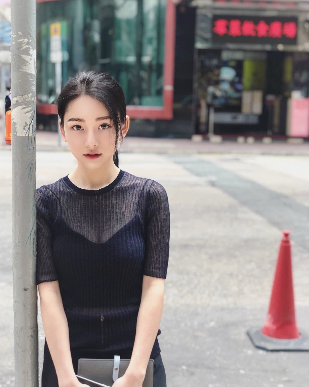 去年爆紅的李姓正妹醫師在IG分享手寫筆記募款,款項將用於非洲義診。(翻攝自IG)