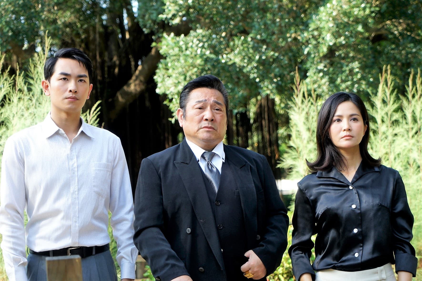 陳謙文(左)表示飾演反派情緒壓力大,常靠吃炸雞紓壓。(三立提供)