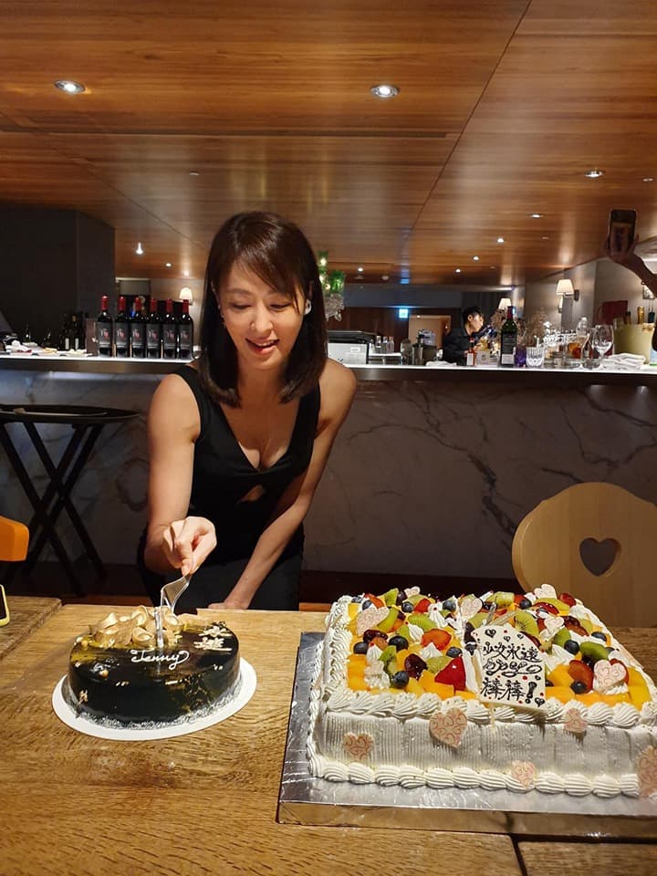 賈永婕切蛋糕時小露酥胸,讓粉絲大讚「長輩好胸」。(翻攝自賈永婕臉書)