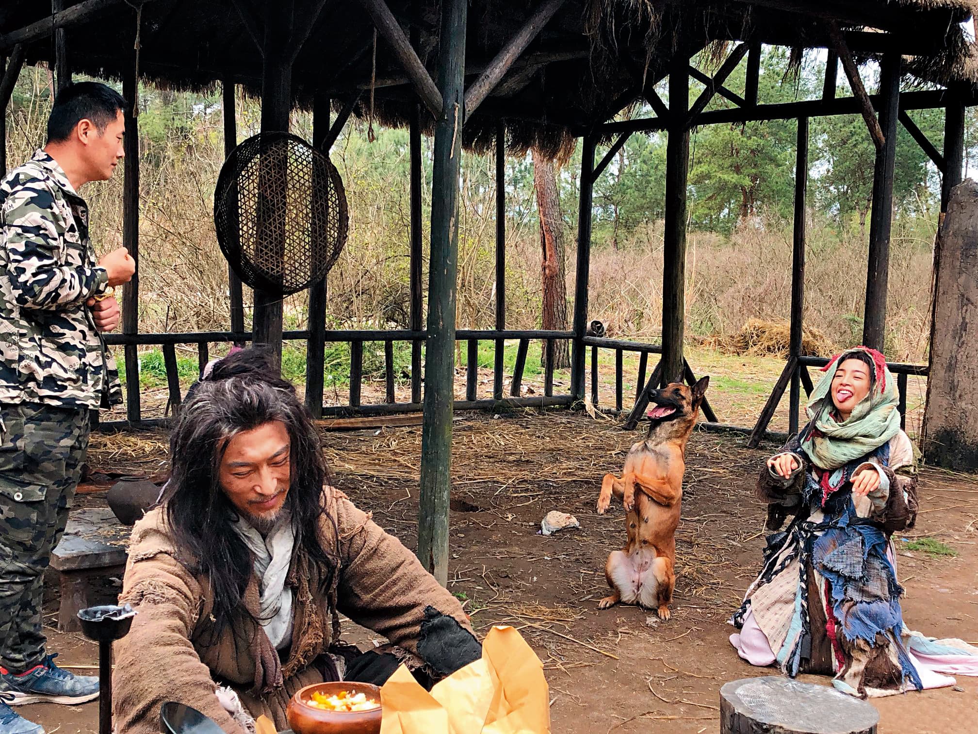 林依晨(右)飾演乞丐出身的花不棄,劇中她徒手抓老鼠、坐地扮狗撒嬌樣樣來。(翻攝自林依晨微博)