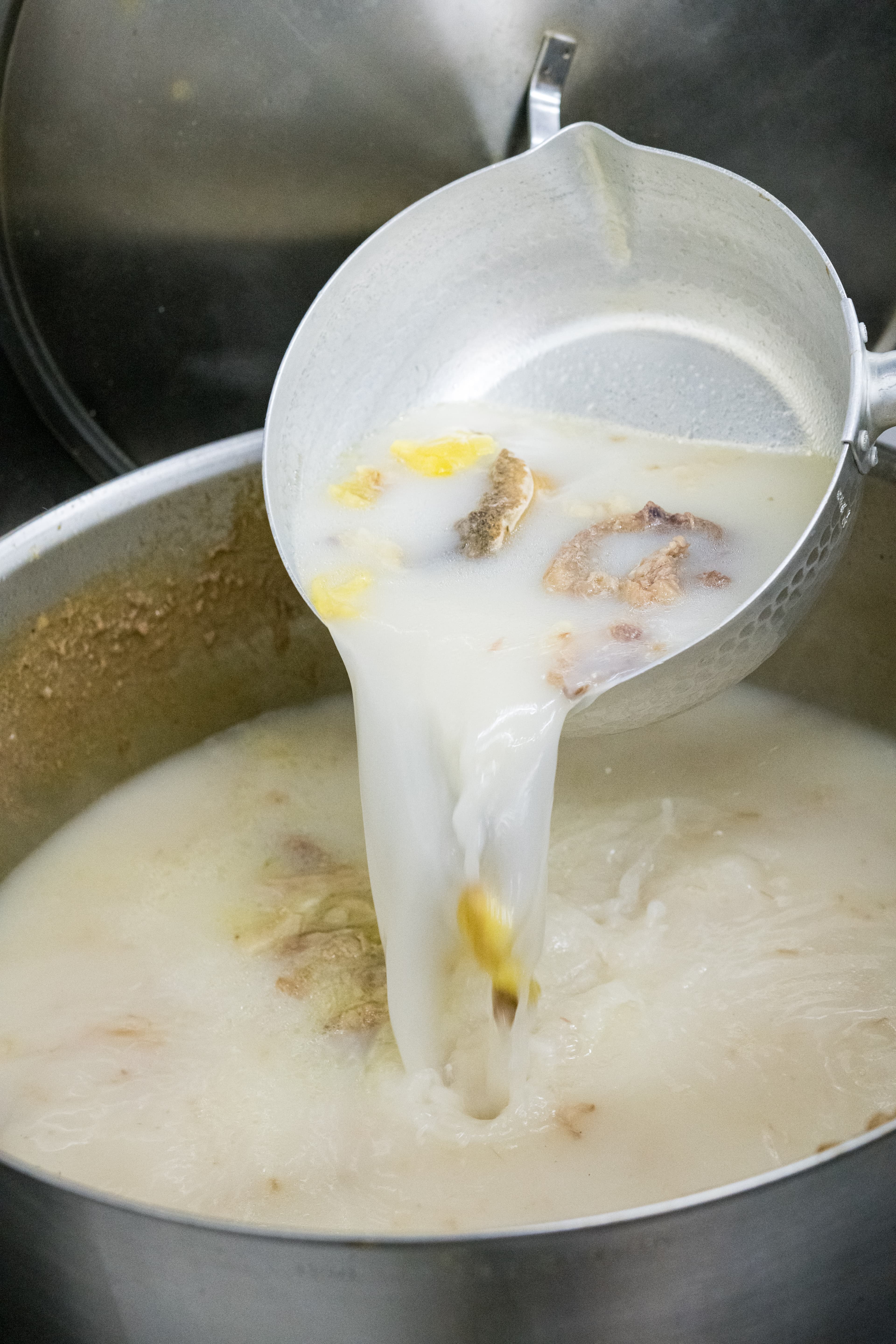 製作豆腐鍋的牛骨湯頭,需費時熬煮8小時。