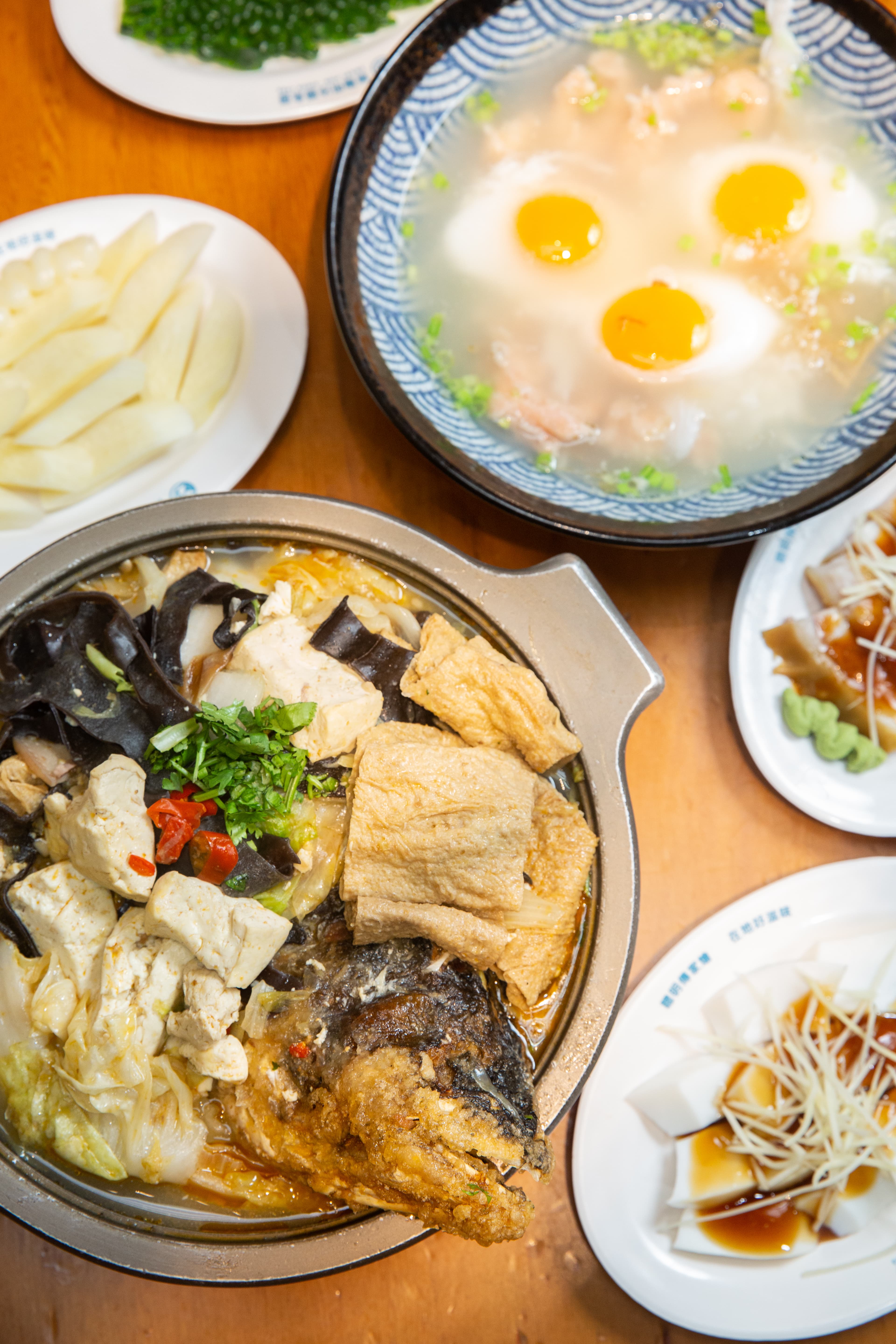 林聰明的招牌料理砂鍋魚頭(前排),是江中琇的最愛。(490元/鍋)