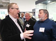 保羅艾倫(左)與Steve_Wozniak在同樣是他創立的博物館「the_Living_Computer_Museum」。(翻攝網路)
