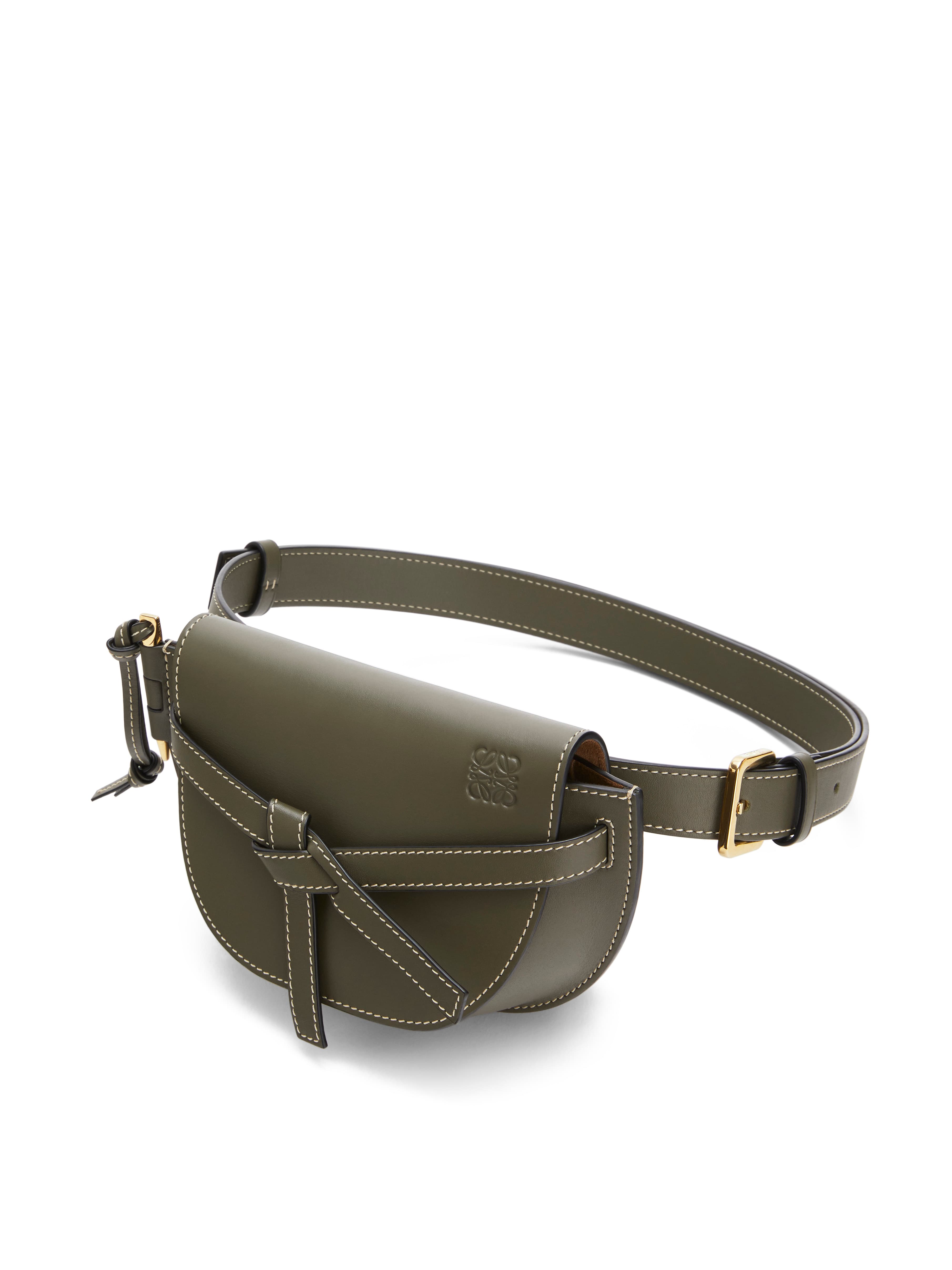 Gate Bumbag墨綠色小牛皮斜背腰包。$51,000(LOEWE提供)