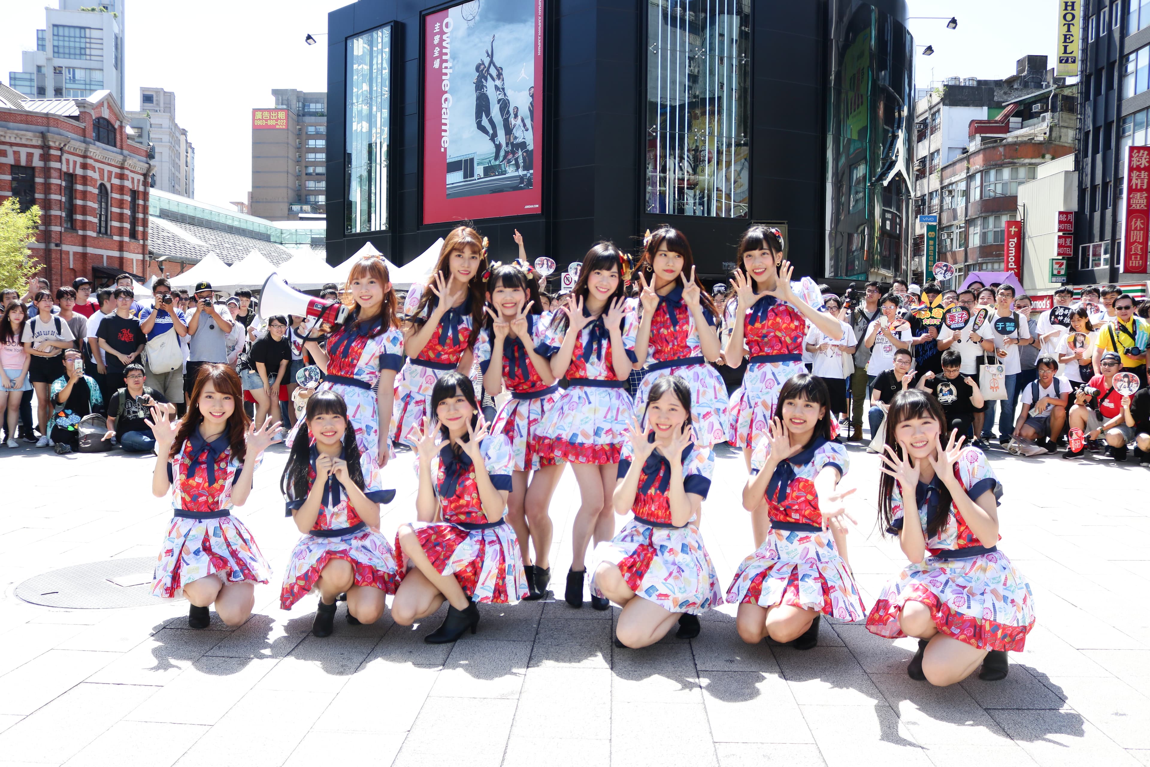 AKB48 Team TP三場快閃活動,12位成員頂著36度高溫,跑遍西門町紅樓廣場、華山藝文中心大草原區及華納威秀廣場唱跳。(好言娛樂提供)