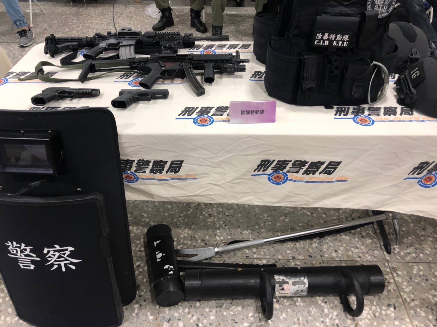 警政署展示除暴特勤隊裝備。(翻攝畫面)