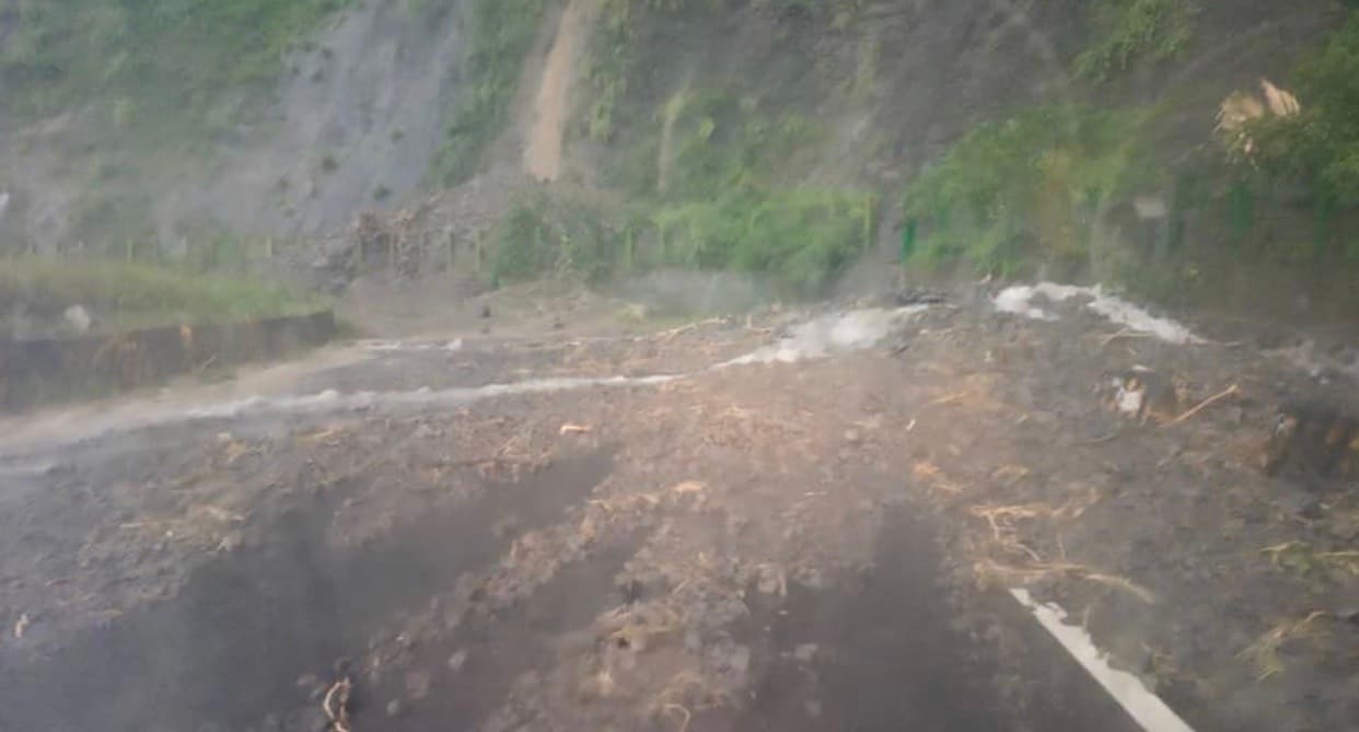 通往桃源區甲仙的道路因暴雨出現土石流。(高市府提供)