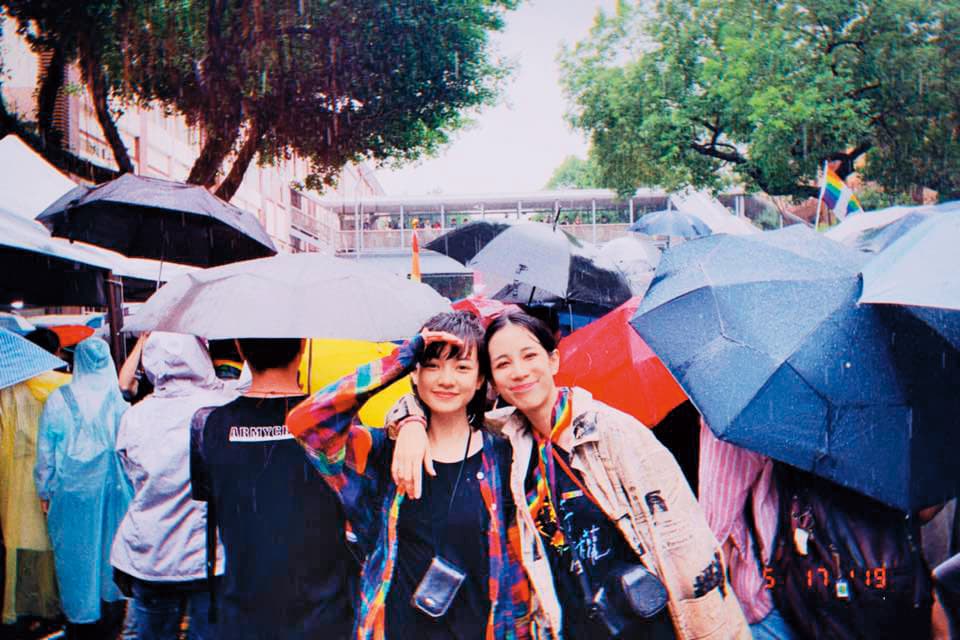 温貞菱(右)支持同婚,在今年立院通過同婚法案的那一天,她在外頭集會與姚愛寗(左)淋得全身濕。(翻攝自温貞菱臉書)