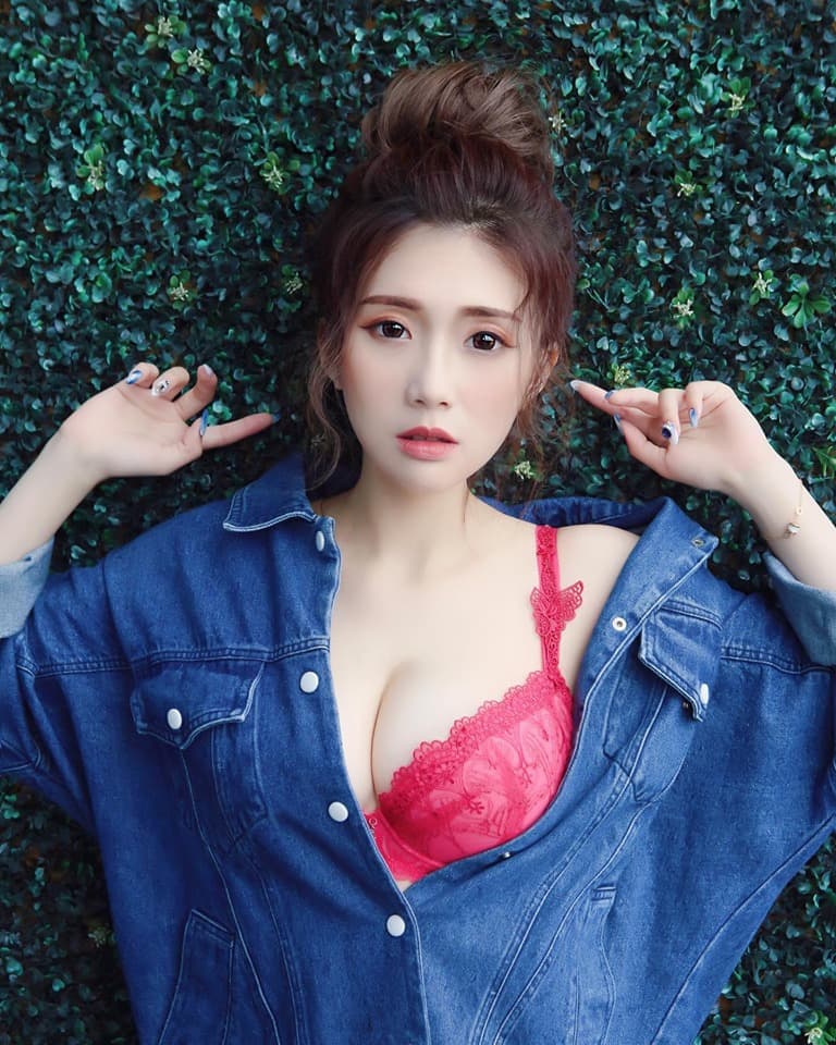 謝薇安擁有豐滿胸部,常在社群軟體分享惹火辣照。(翻攝自謝薇安臉書)