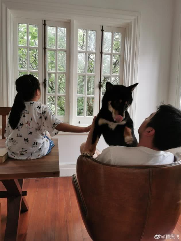 雷佳音(背對者)家裡養了一隻柴犬名12。(翻攝微博)