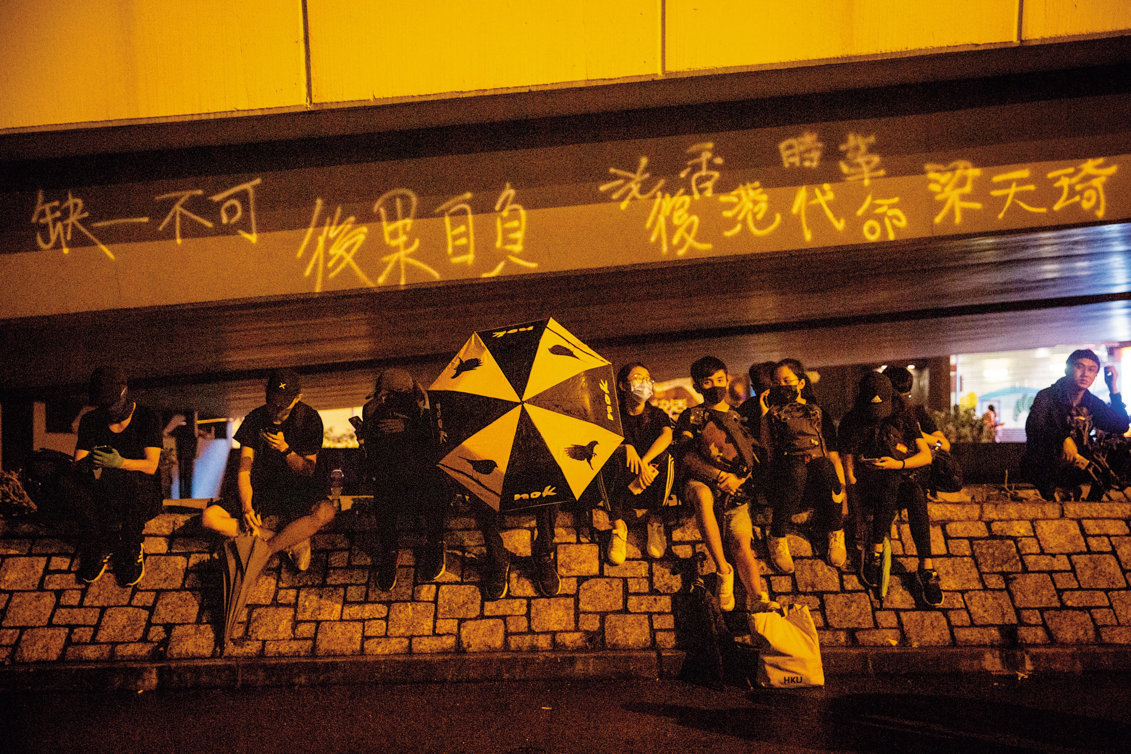 8月18日夜間,示威民眾聚集政總外,其中不乏勇武派人士。