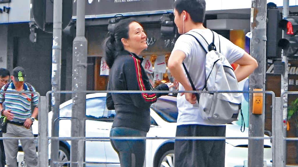 90年代影歌雙棲港星甄楚倩早前在中環與兒子逛街被野生捕獲,49歲的她身材保持得依然很健美。(翻攝自頭條日報)