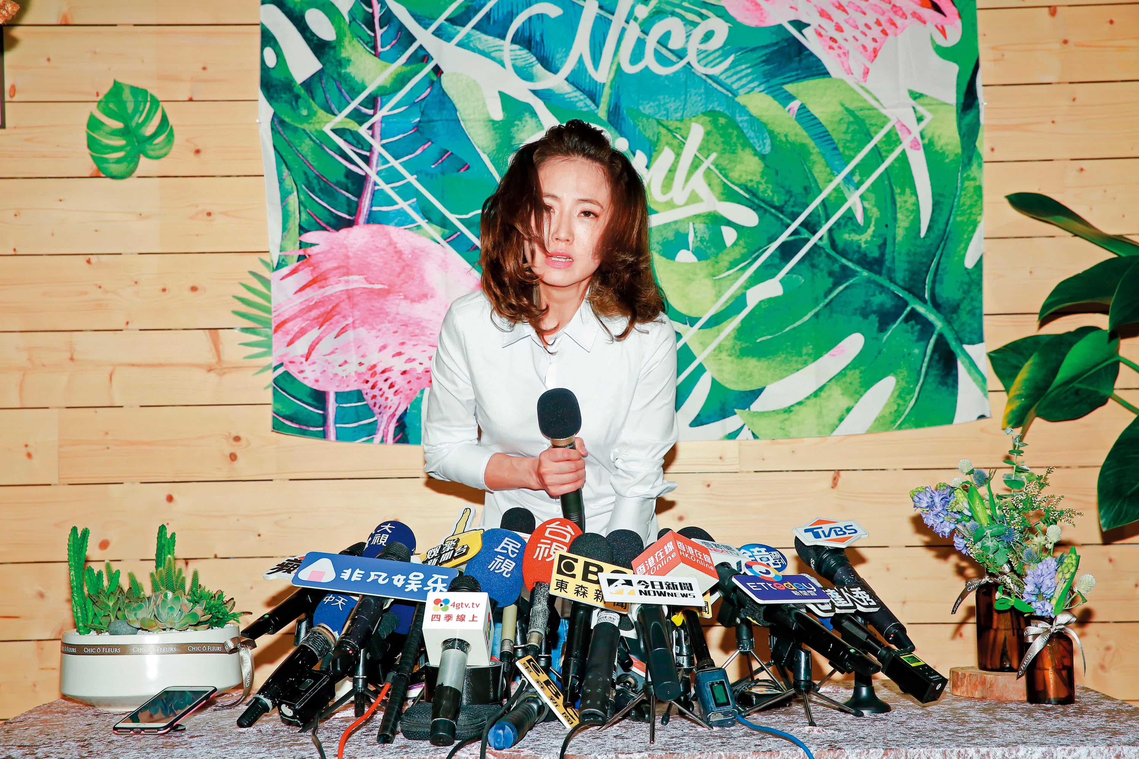謝忻近日終於現身道歉,相較阿翔還有夥伴浩子陪伴,謝忻顫抖承擔,反倒引起網友同情。