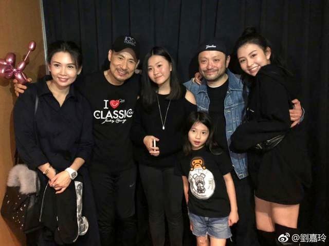 邱淑貞(左)帶著一家大小看張學友(左二)演唱會。(翻攝自劉嘉玲微博)