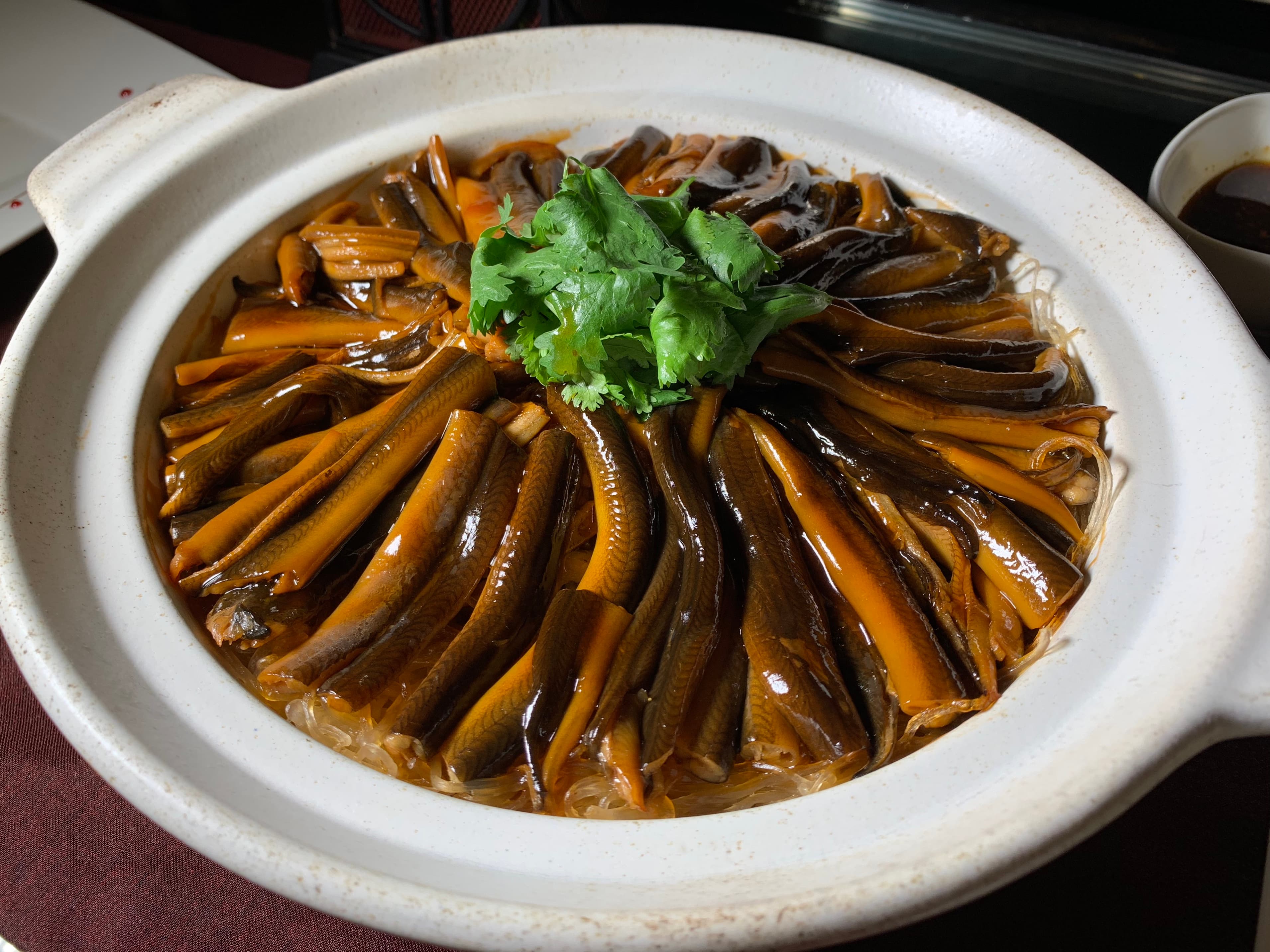 「鱔魚粉絲煲」滑Q的鱔魚肉配上吸飽醬汁香氣的粉絲,很開胃。