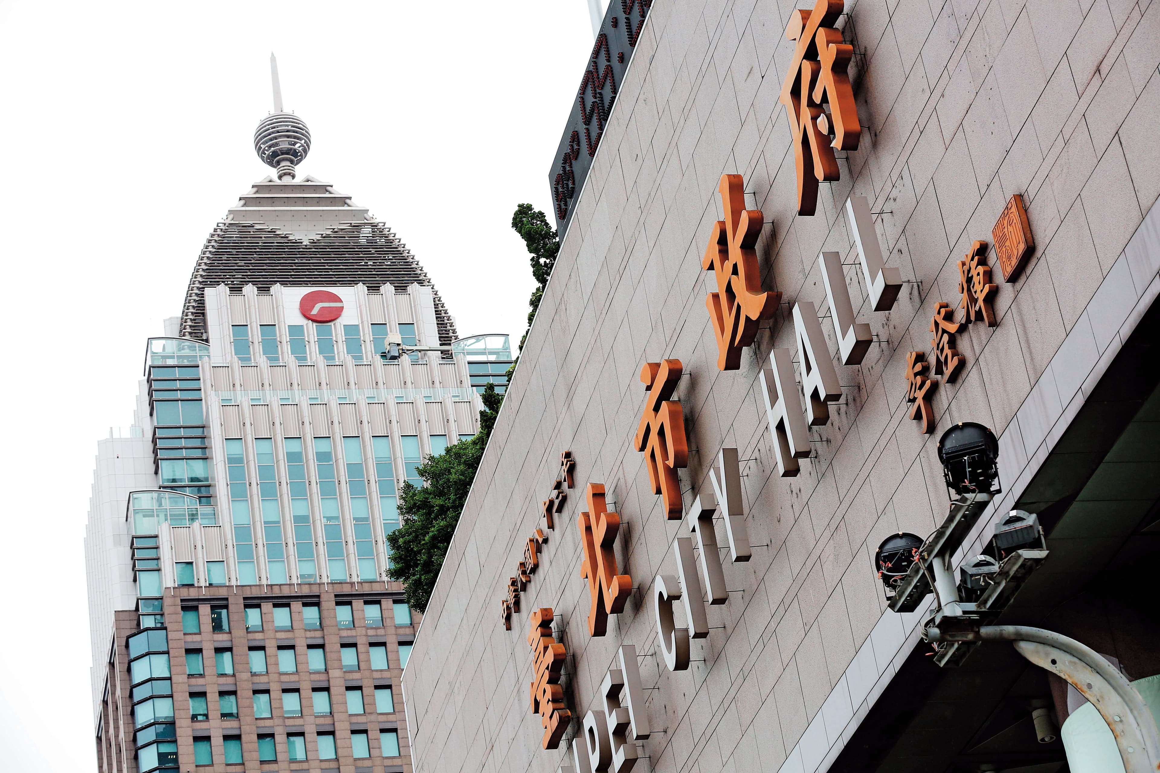只有一街之隔的北市府與遠雄,在大巨蛋議題交鋒逾4年,