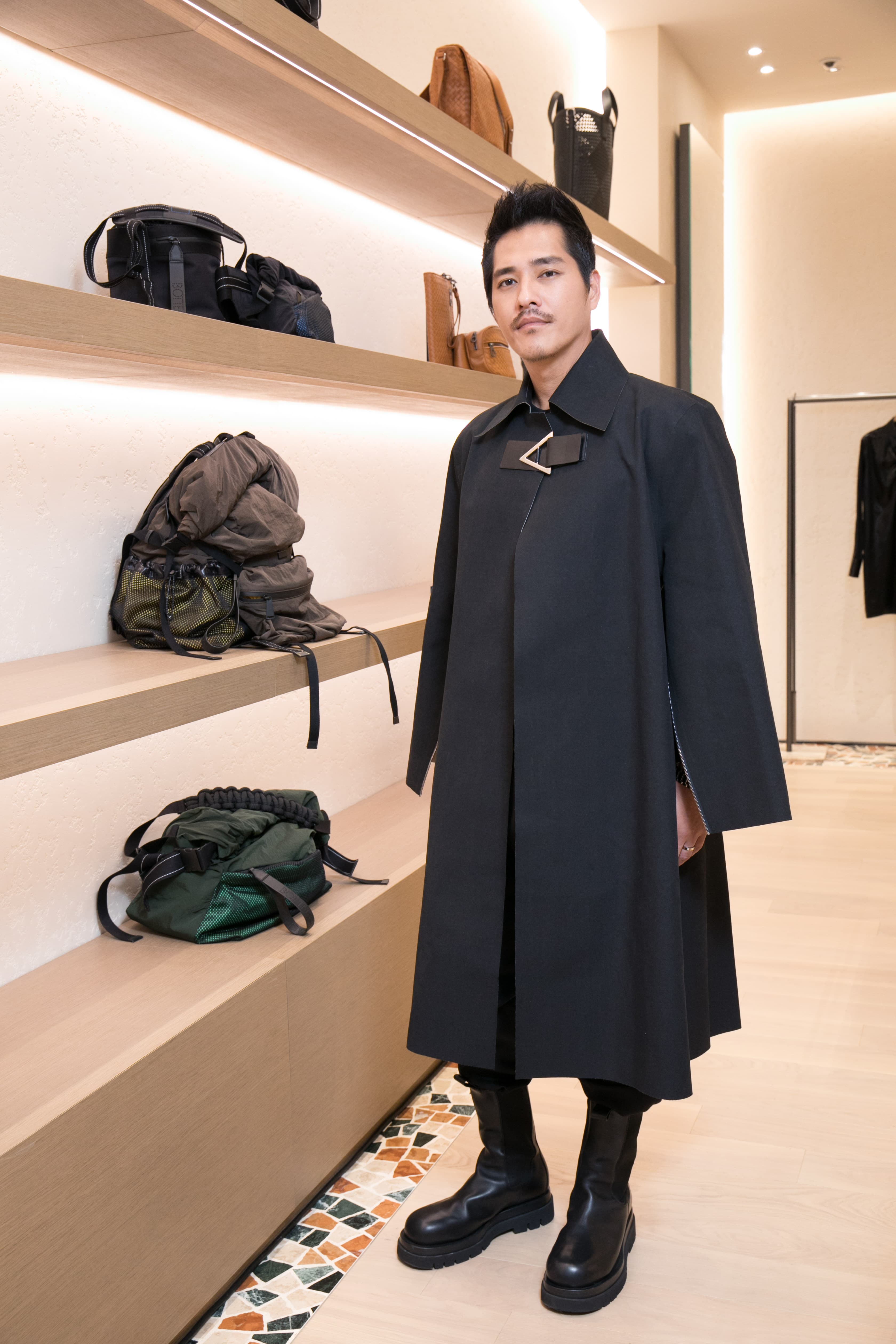 藍正龍黑色全身造型約19萬元,他笑稱自己像奇異博士。(BOTTEGA VENETA提供)