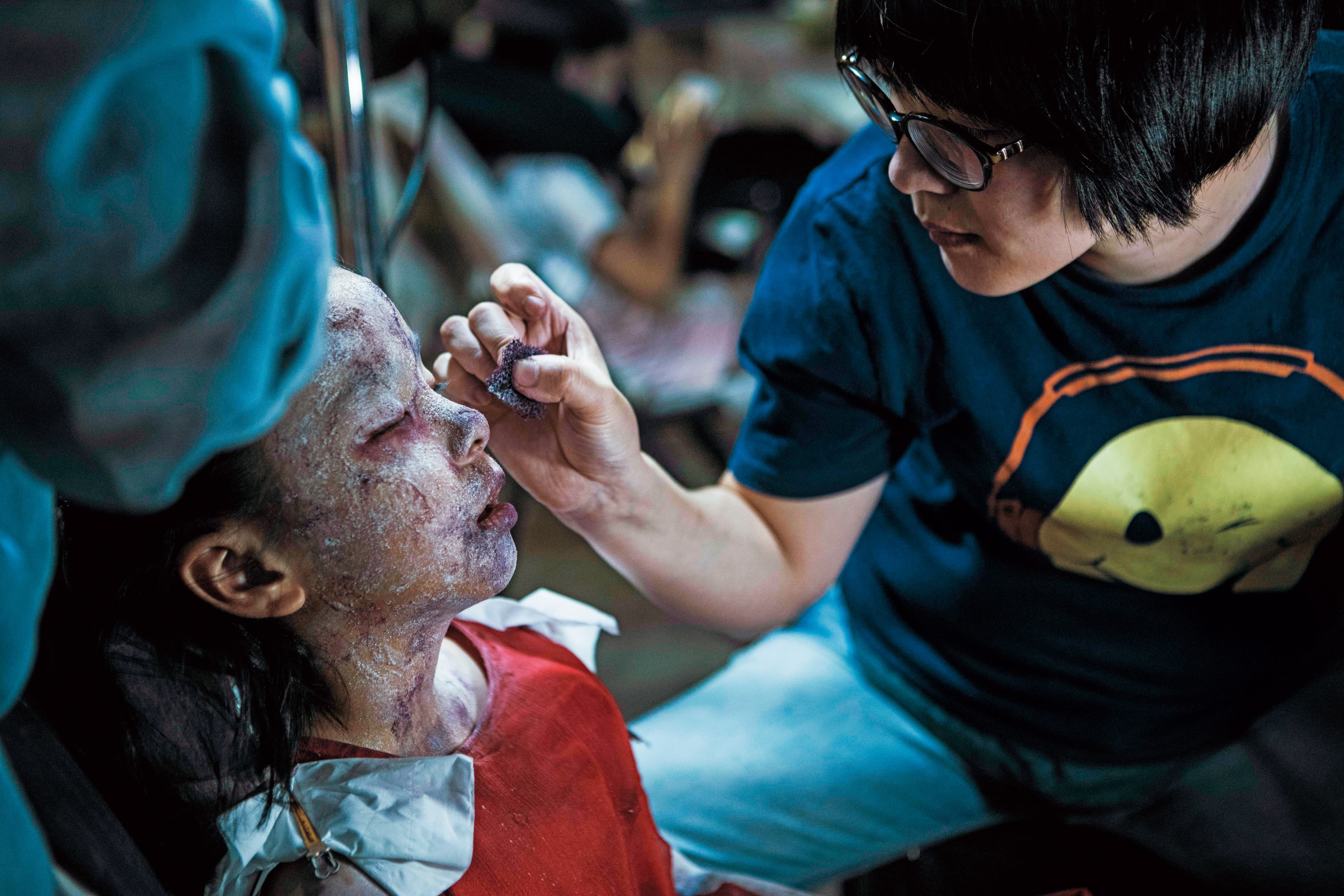劉顯嘉(右)以巧手化出《紅衣小女孩2》中逼真的特效化妝,帶領觀眾進入魔神仔的恐怖世界。(百嘉堂提供)