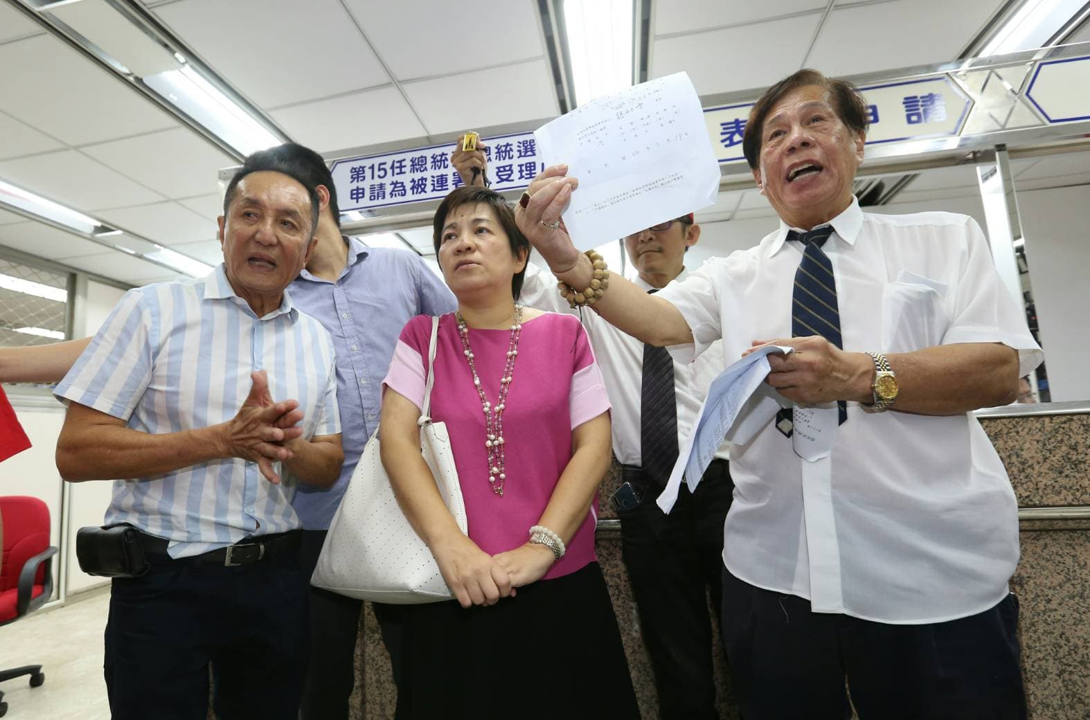在登記截止前擁柯的前立委黃文玲(中)突然現身在中選會幫柯文哲領表。