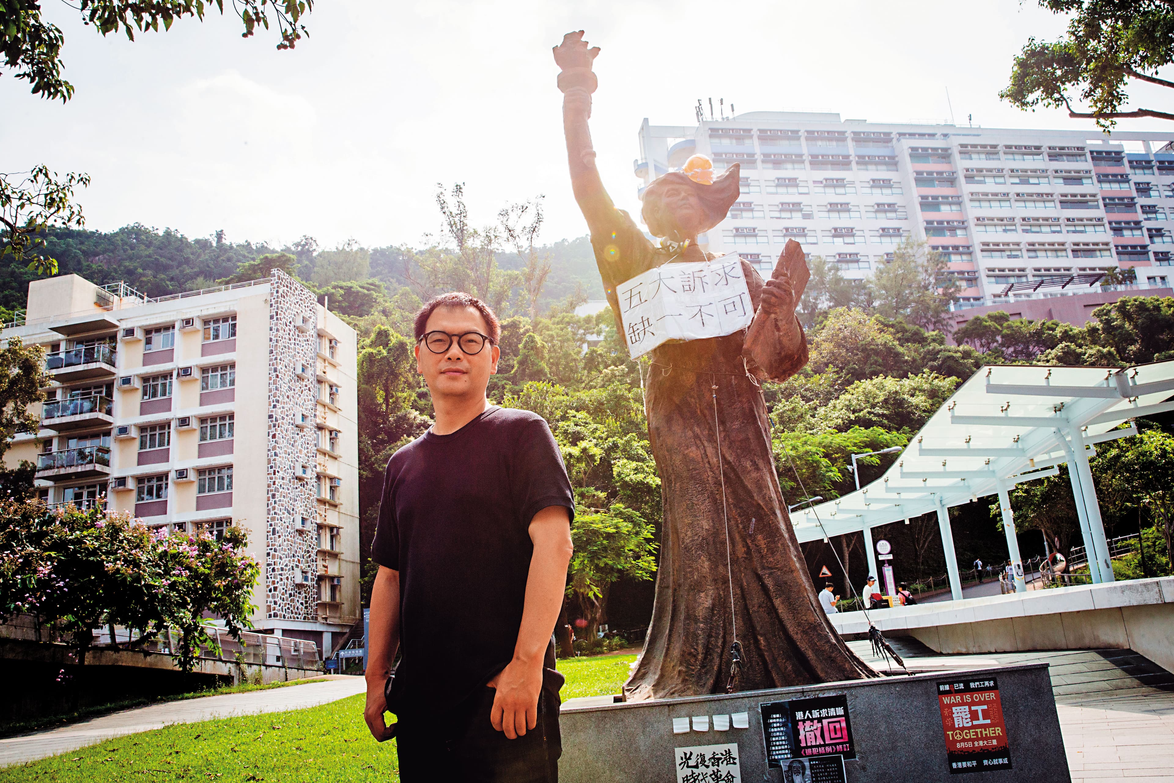 香港中大政治與行政學系副教授周保松,以及今年8月底出現在中文大學文化廣場的香港「民主女神像」。
