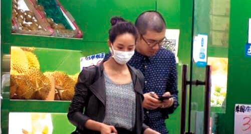張鈞甯(左)最慘的戀情是與導演林哲樂(右)的一段,去年被本刊報導林哲樂劈腿,她憤而提分手。(翻攝自王牌星探微博)