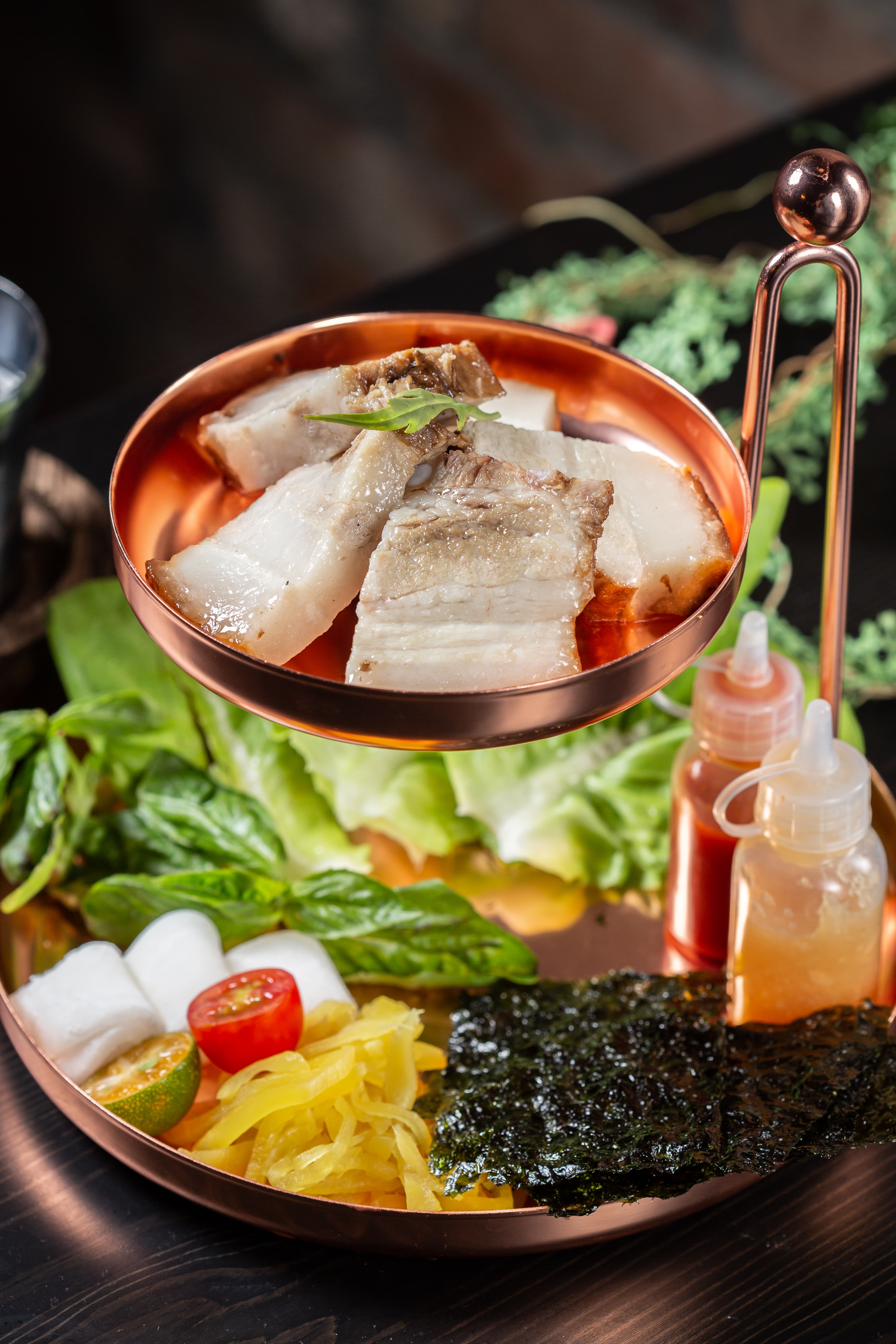 「奶奶菜包肉2.0」五花肉搭配麻糬和蜂蜜蒜醬,捲在生菜裡,大口過癮,沒空管形象。(350元/份)