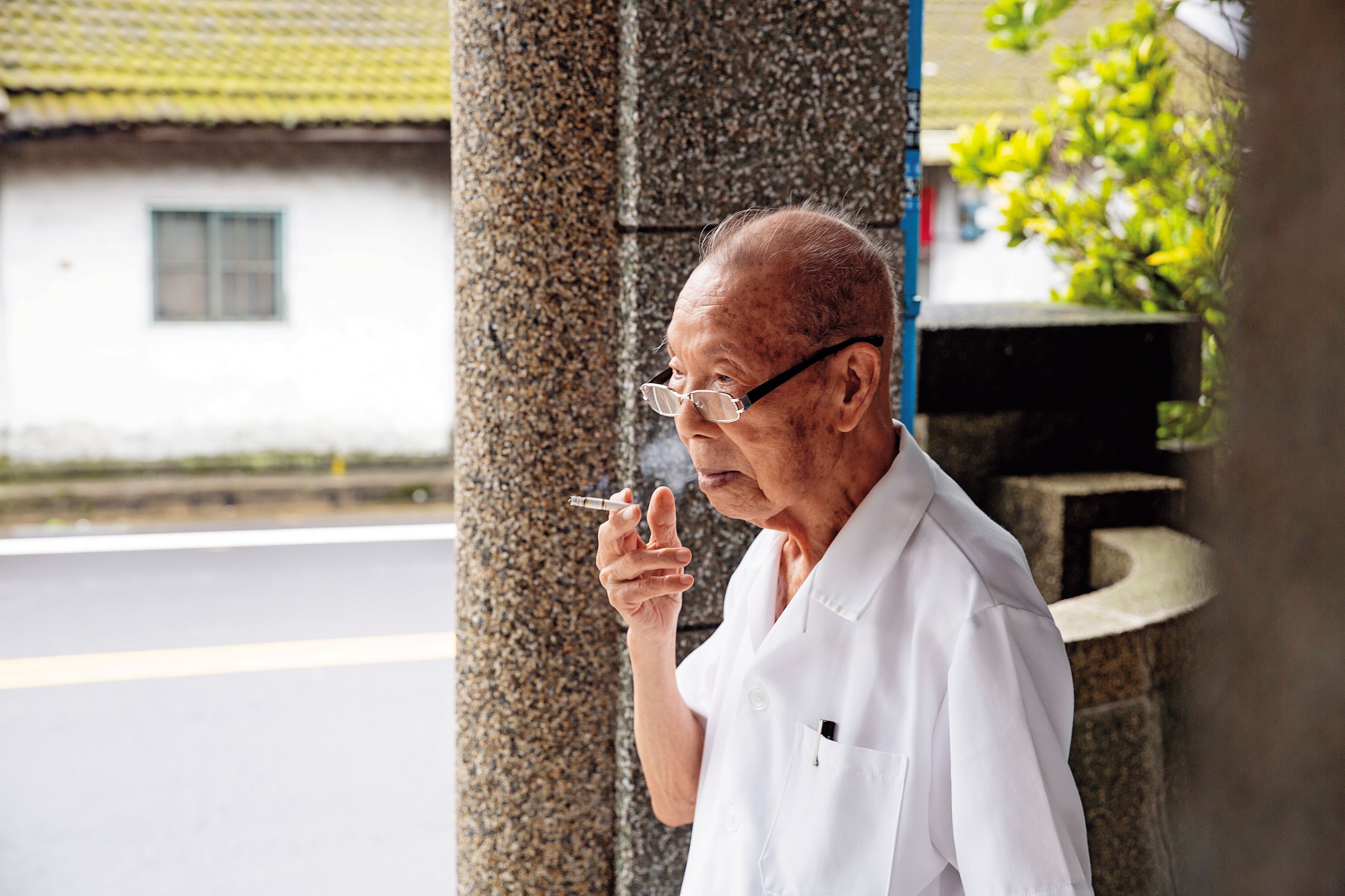 Xie Chun-mei jokes that he only has one bad habit in life, smoking, which he has been doing for 80 years.