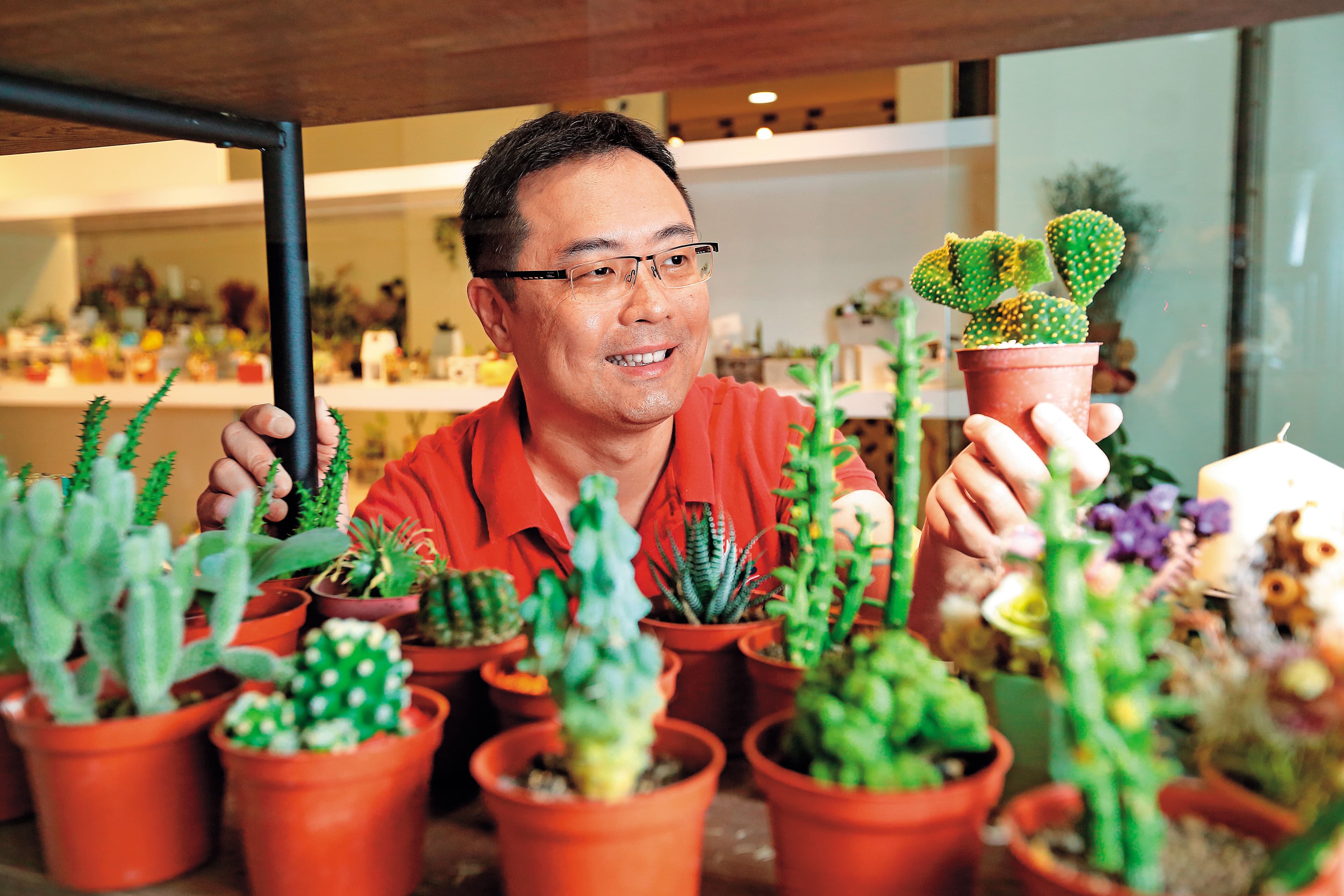 身兼專業投資人及園藝店主人,戴成霖靠著種多肉植物來紓解投資壓力。