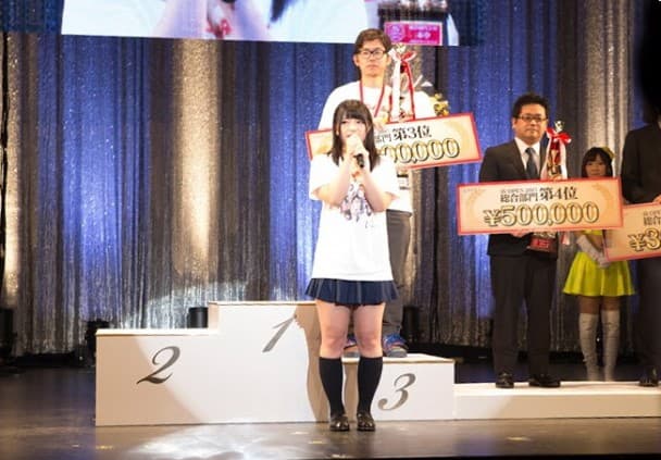 上原亞衣2015年在AVOPEN受獎時突宣布引退,讓粉絲震驚。(翻攝自東網網站)
