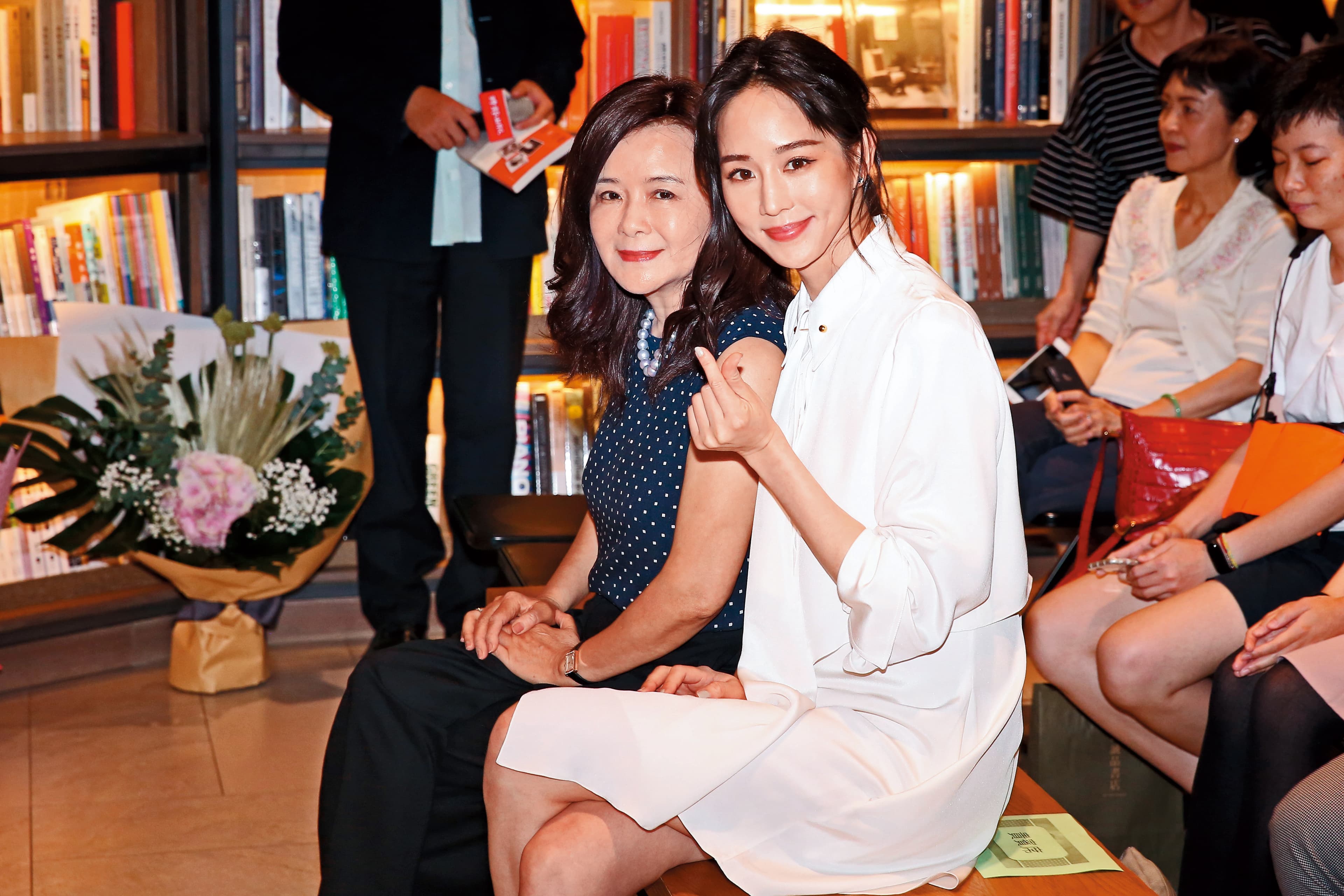 張鈞甯跟媽媽關係非常緊密,而且是蠻「聽媽媽的話」的女兒。據爆料,媽媽還會插手張鈞甯的演藝工作。
