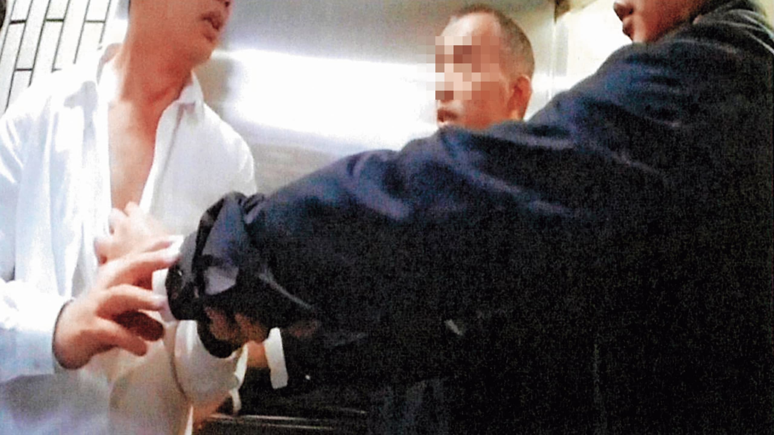 老三張國政與連襟謝國獻去年12月11日強闖張榮發基金會董事改選會場,長榮保全員分裂成2派,在董事會現場開幹,還動手扯破衣服。(讀者提供)