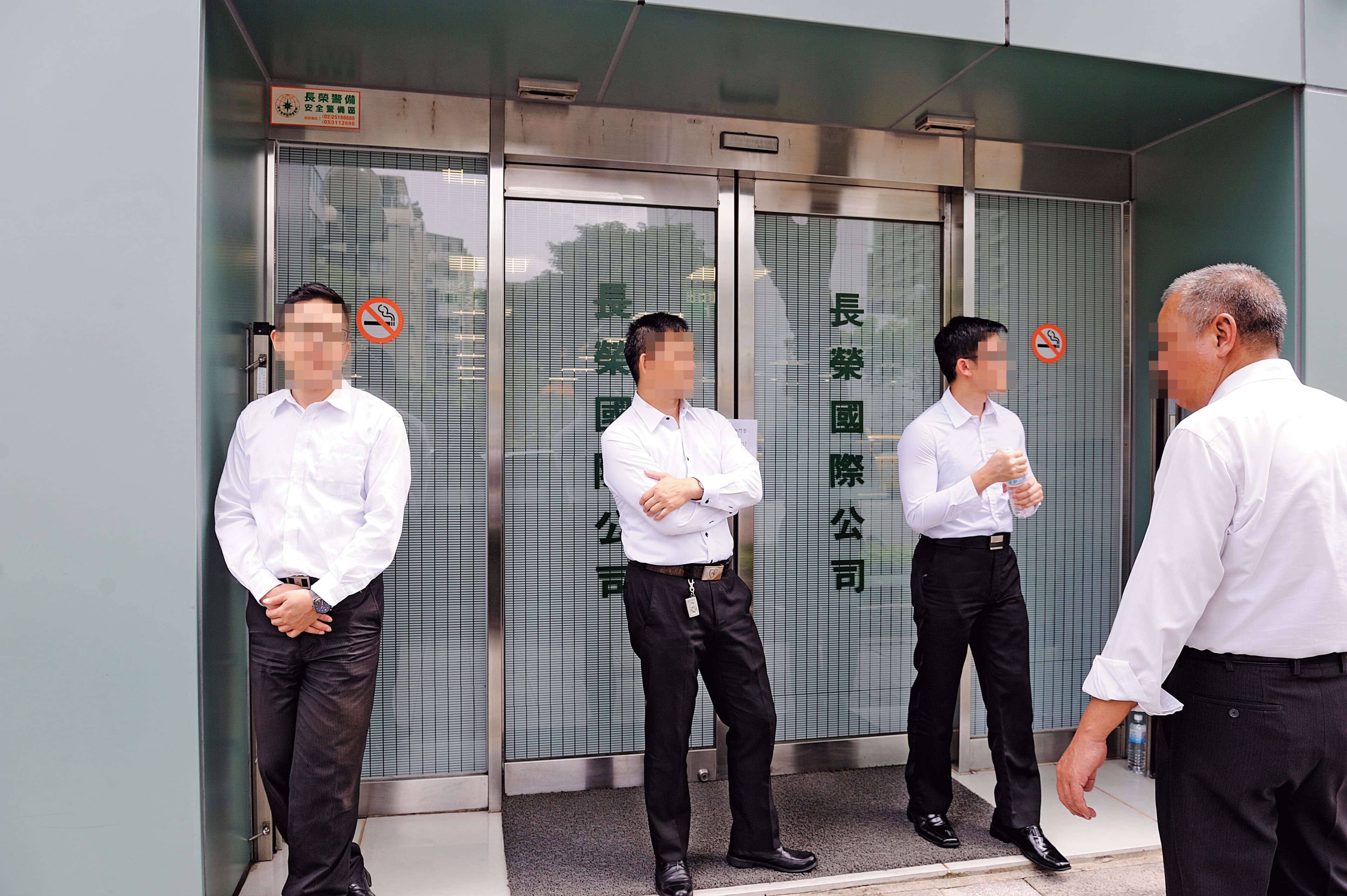 長榮集團傳出有黑道及黑槍介入經營權之爭後,集團由長榮保全嚴加戒備。