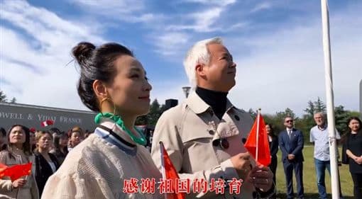 張庭(左)特地拍影片、錄製旁白感謝「祖國的培育」。(翻攝自張庭微博)