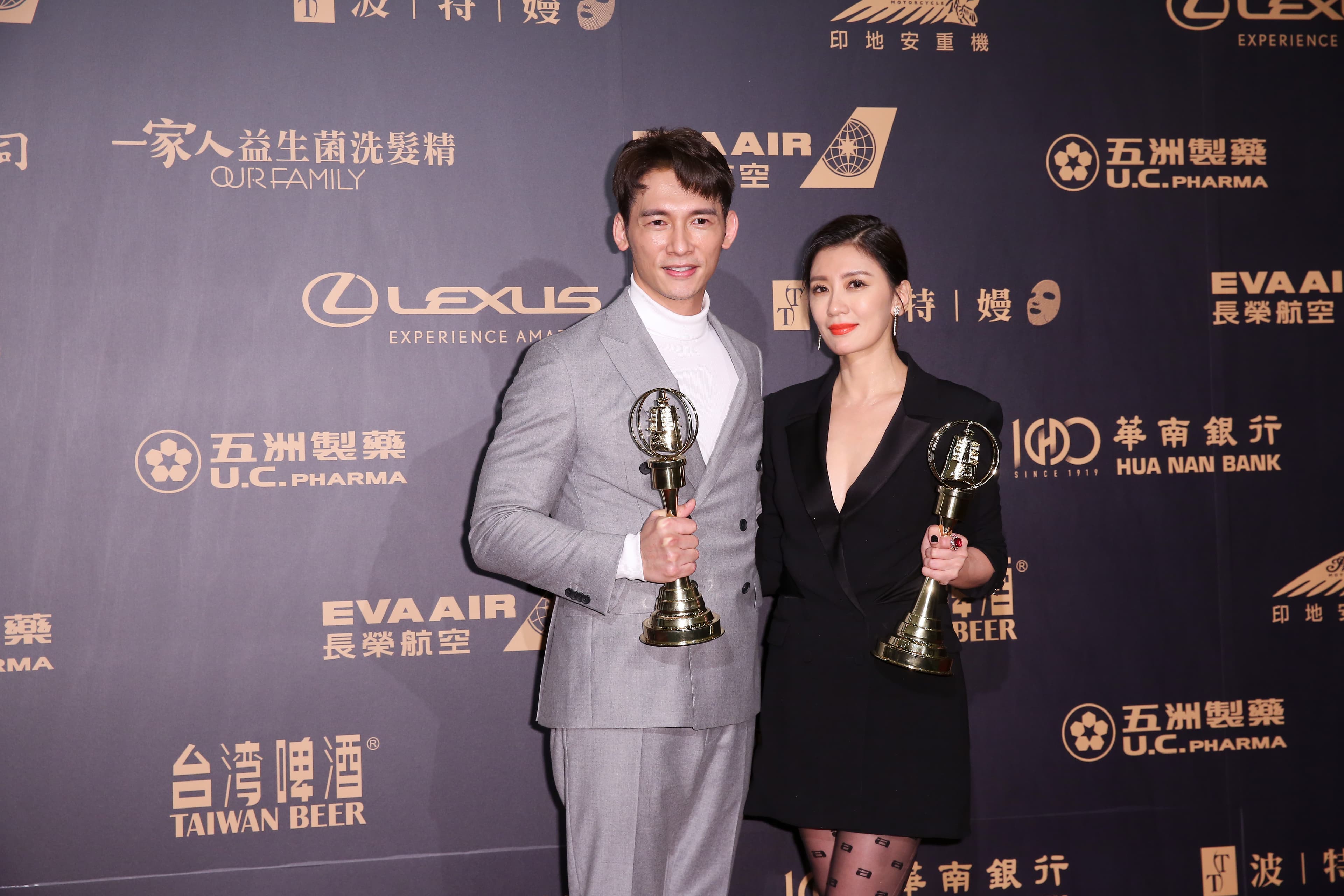 賈靜雯(右)除了感謝家人,更感謝宋喬安這個角色。戲中飾演賈靜雯丈夫的溫昇豪也以《與惡》角色拿下戲劇節目男配角獎項。