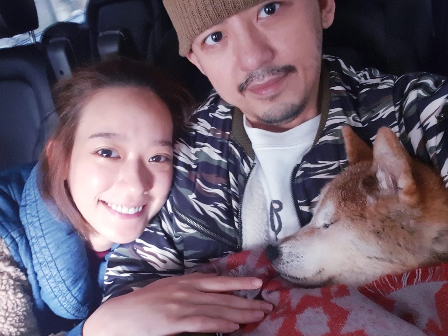 黃子佼和女友孟耿如今年歷經愛犬元氣生病過世,感情更堅定。圖為元氣還在世時,兩人一起照顧牠。(翻攝自黃子佼臉書)