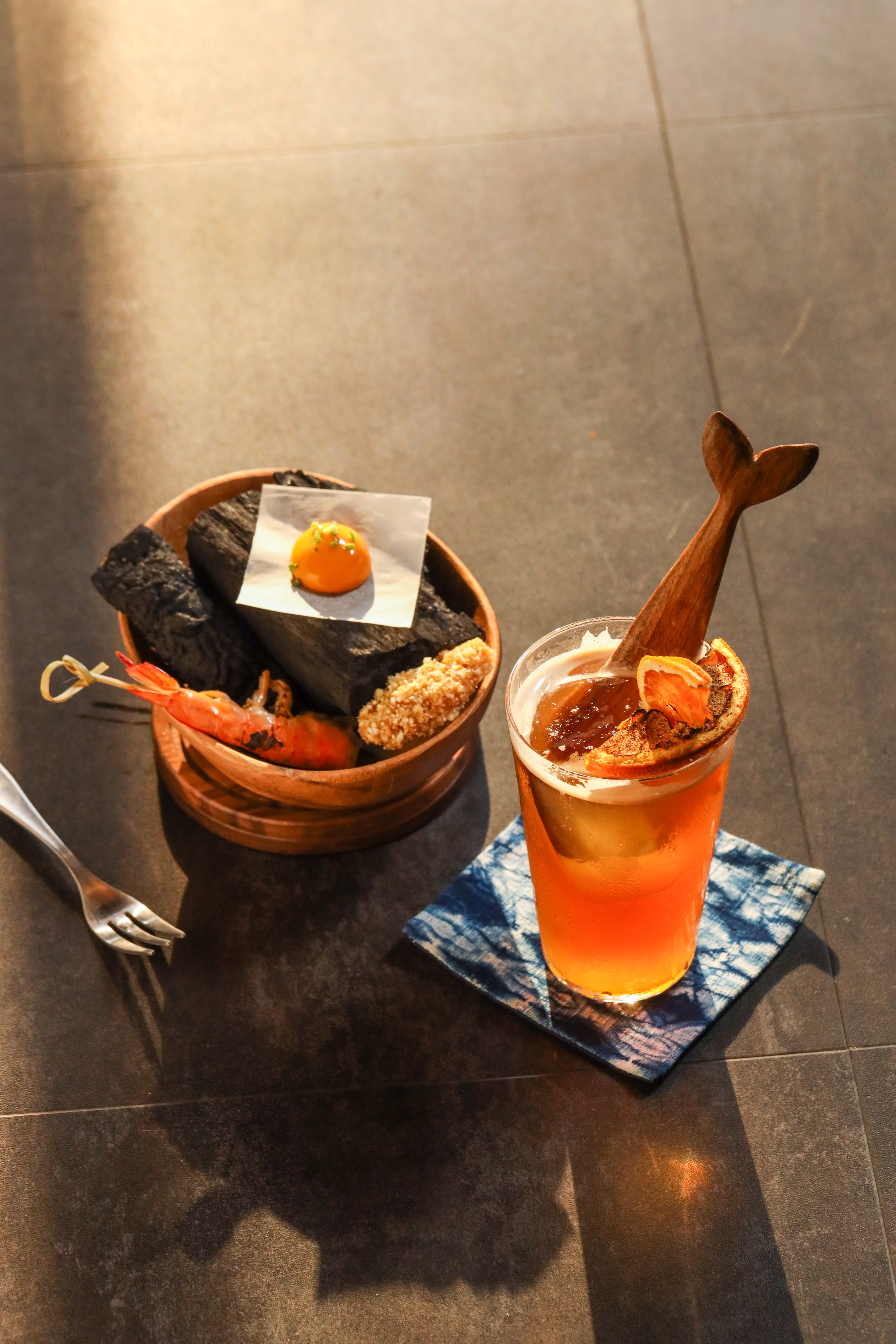 有濃厚水果風味的「湧浪」插著魚尾木匙登場,烤橙片與炭烤海鮮小食,聯想起海灘BBQ畫面。(500元/杯)