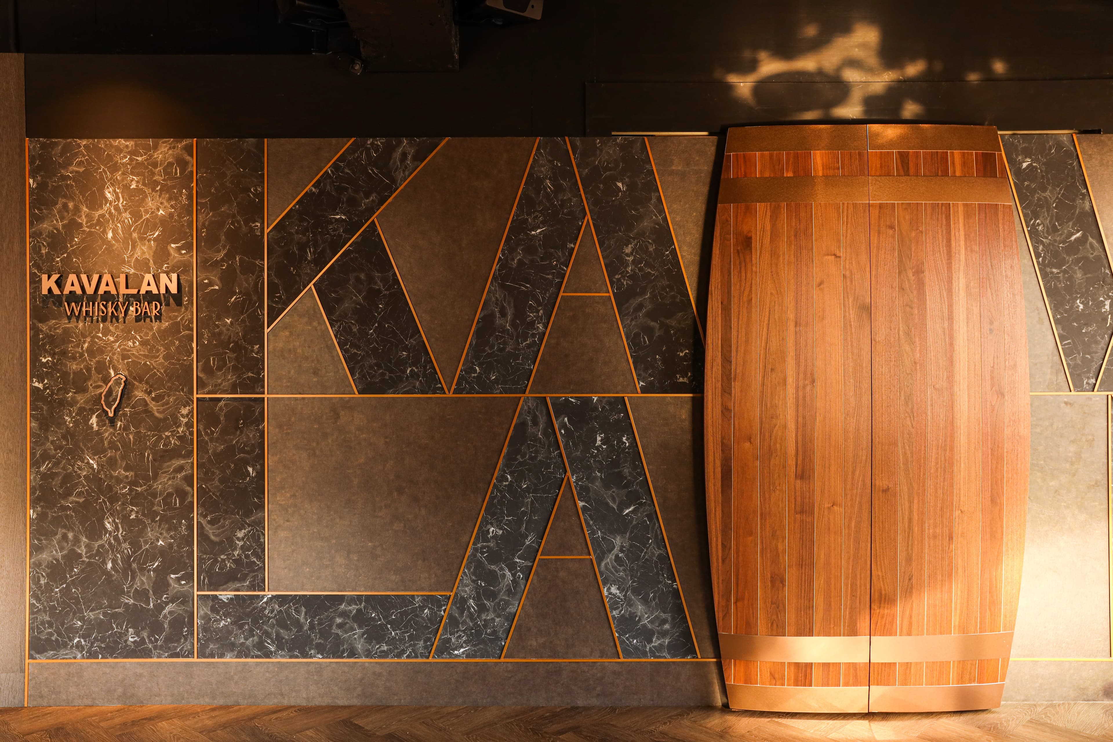 酒吧入口設計採橡木酒桶造型和「KAVALAN」字樣。