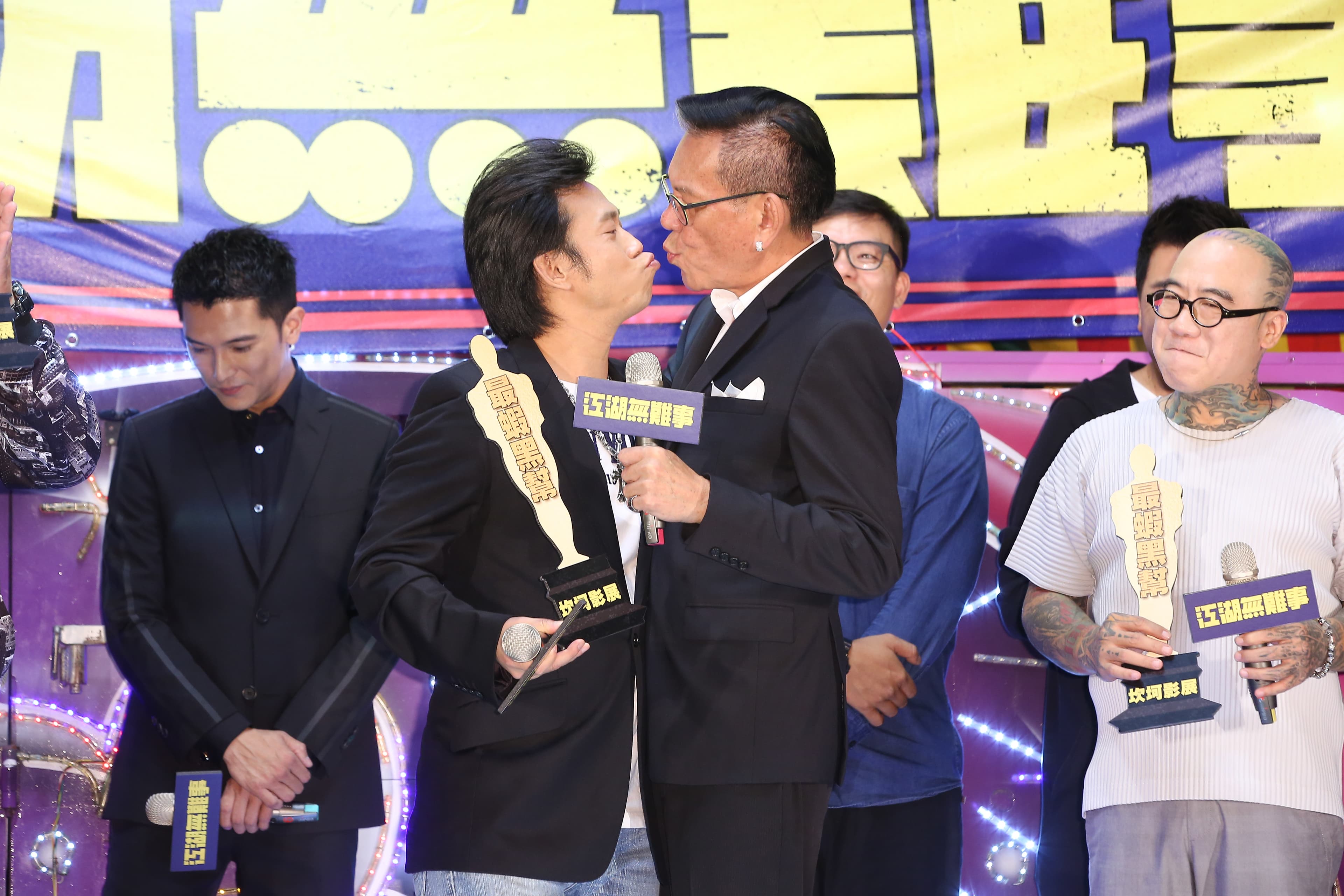 龍劭華(右)與顏正國重現片中的男男之吻,拿下「最蝦黑幫」。